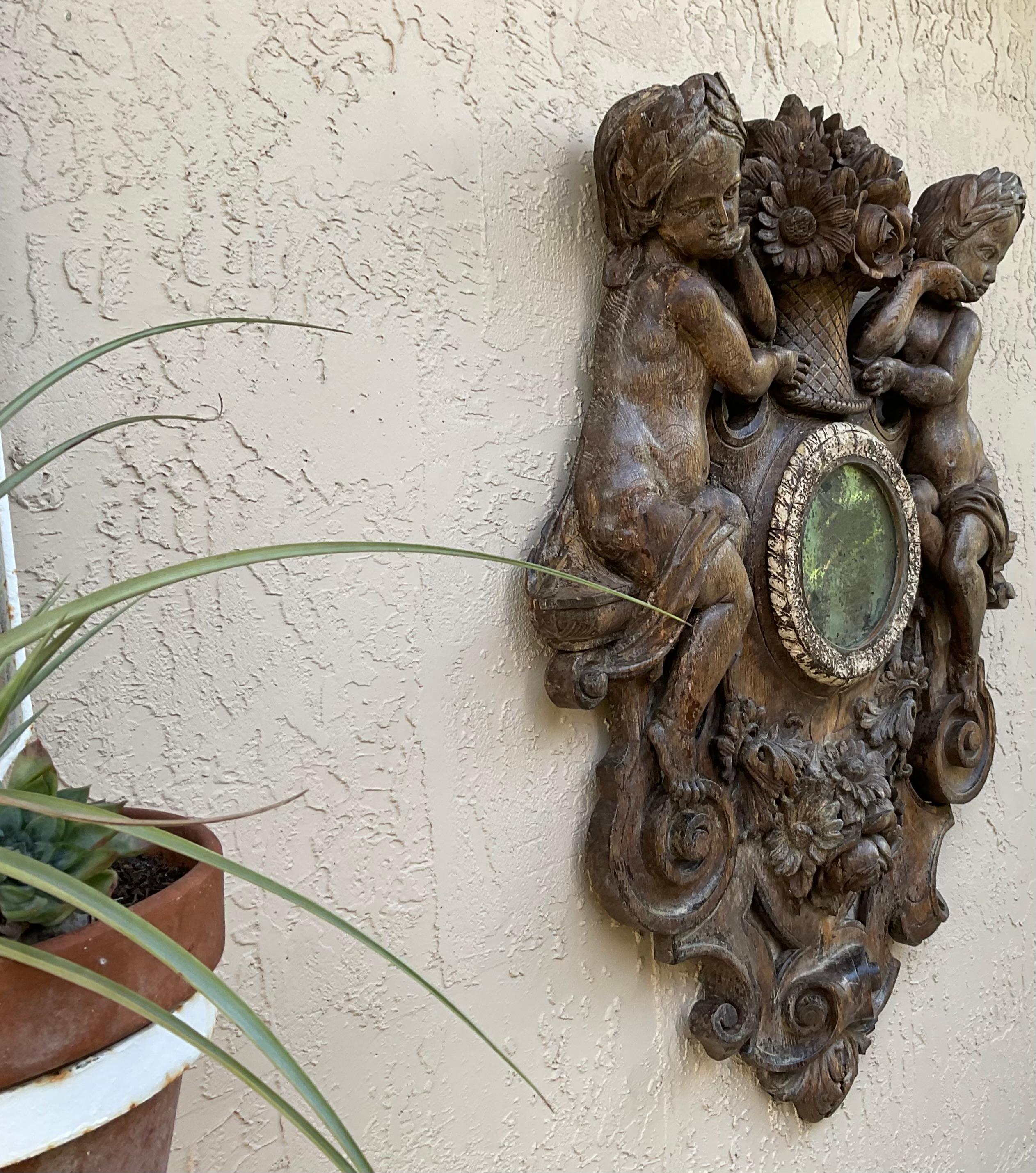 Scultura in legno di Black Forest, Cherubini con cesto floreale, specchio, XIX secolo in vendita 7