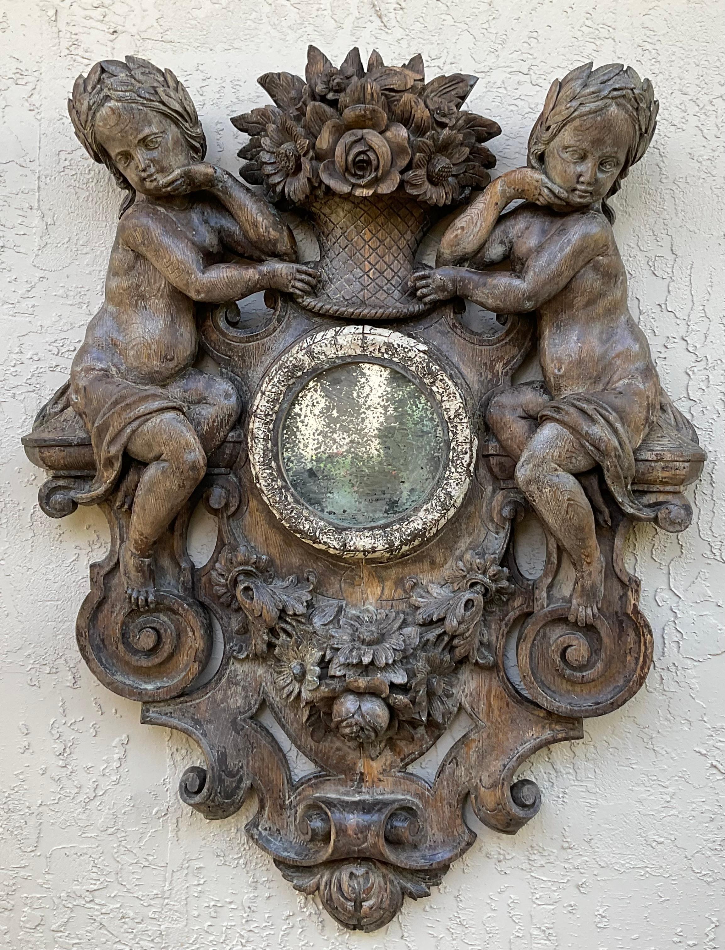 Scultura in legno di Black Forest, Cherubini con cesto floreale, specchio, XIX secolo in vendita 8
