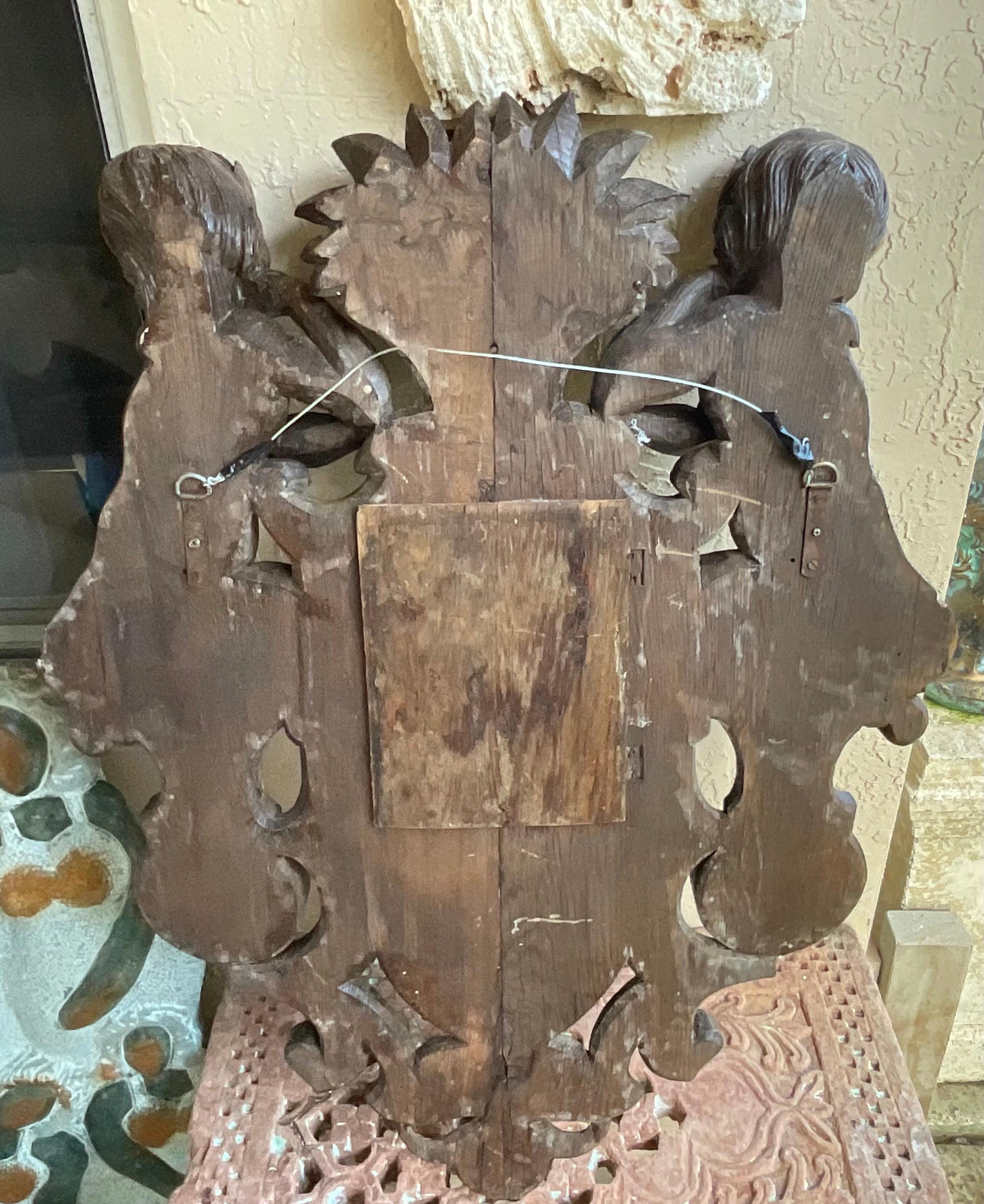 Scultura in legno di Black Forest, Cherubini con cesto floreale, specchio, XIX secolo in vendita 9