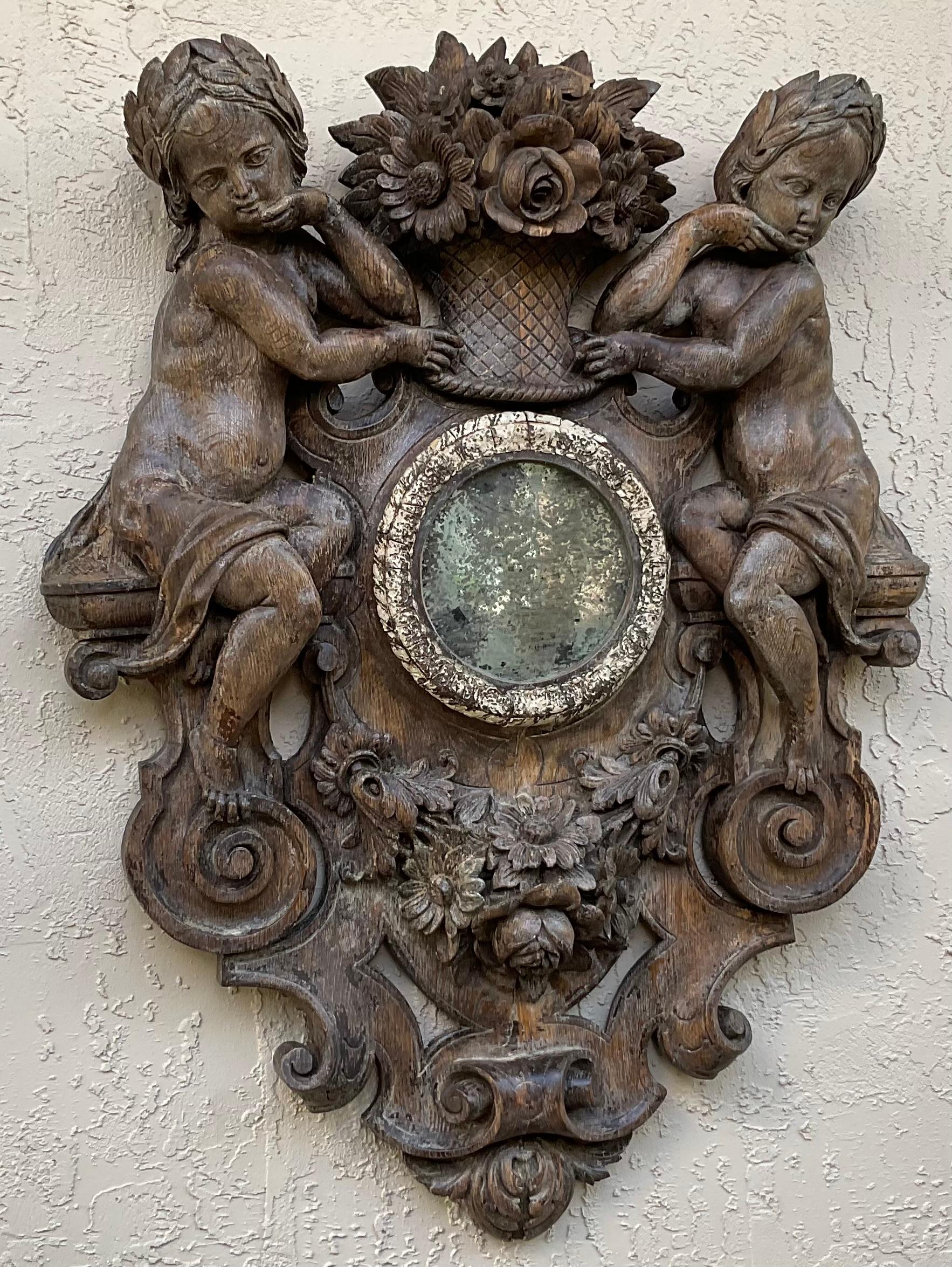 Europeo Scultura in legno di Black Forest, Cherubini con cesto floreale, specchio, XIX secolo in vendita