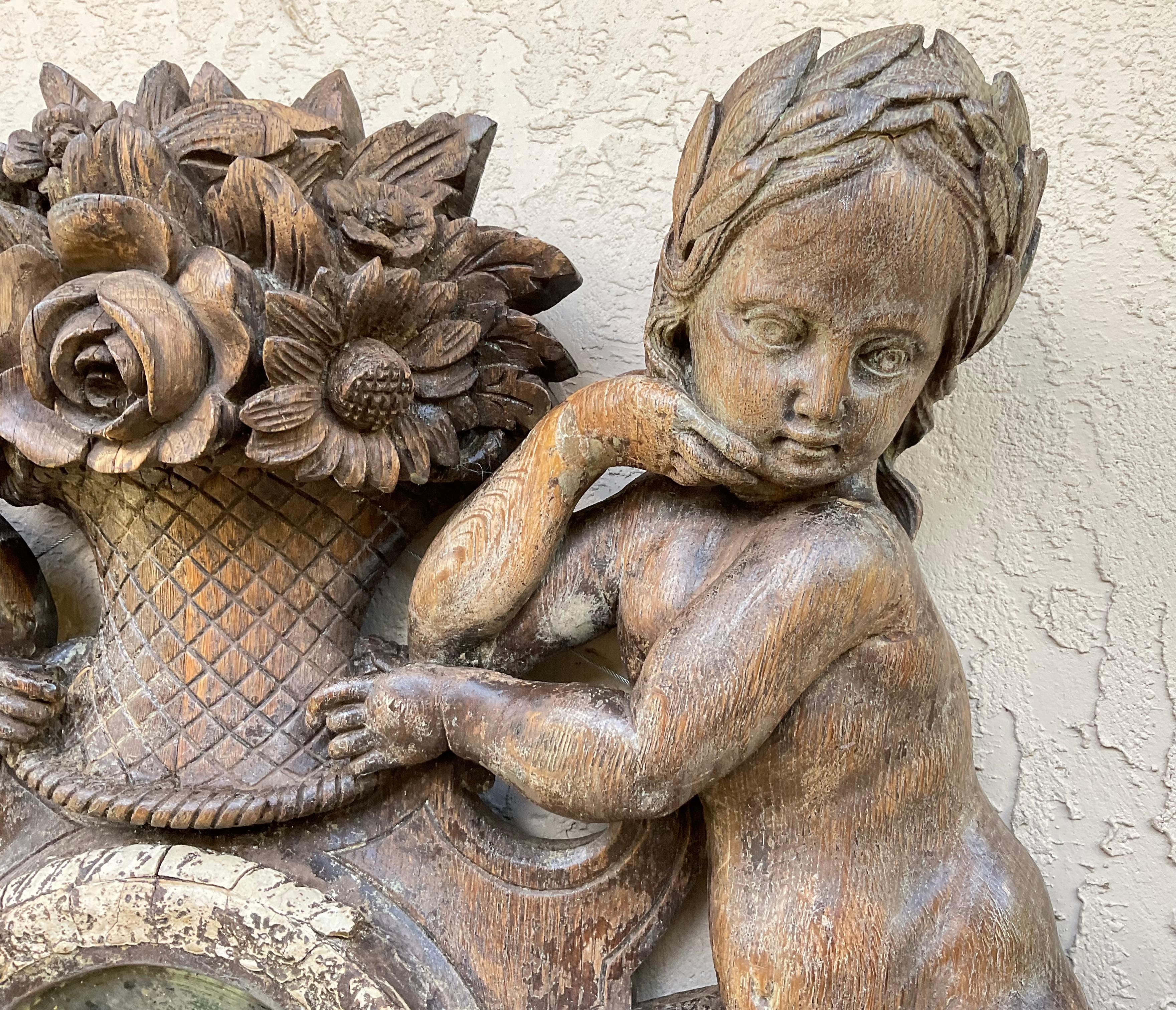 Intagliato a mano Scultura in legno di Black Forest, Cherubini con cesto floreale, specchio, XIX secolo in vendita
