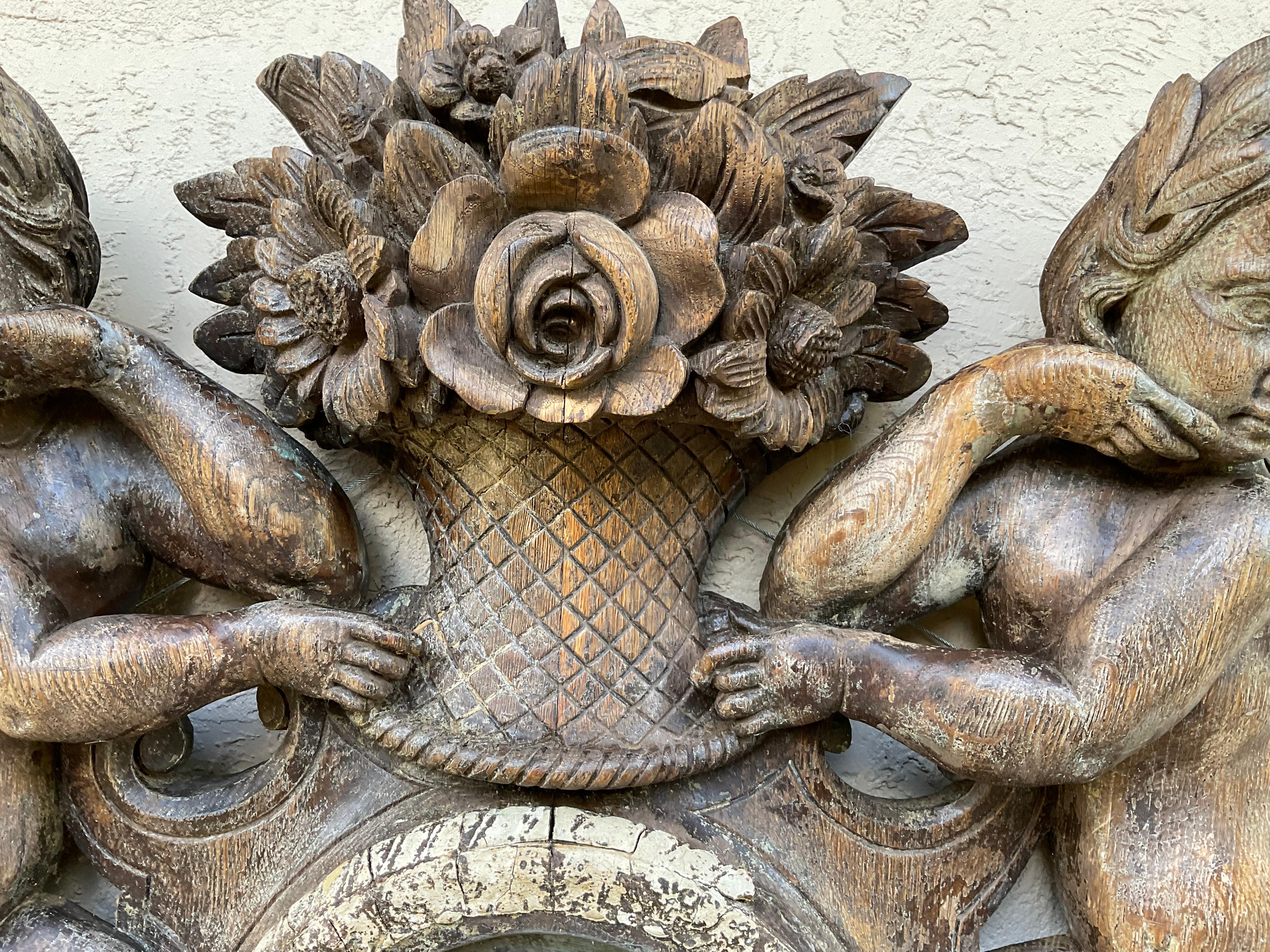 Scultura in legno di Black Forest, Cherubini con cesto floreale, specchio, XIX secolo In condizioni buone in vendita a Delray Beach, FL