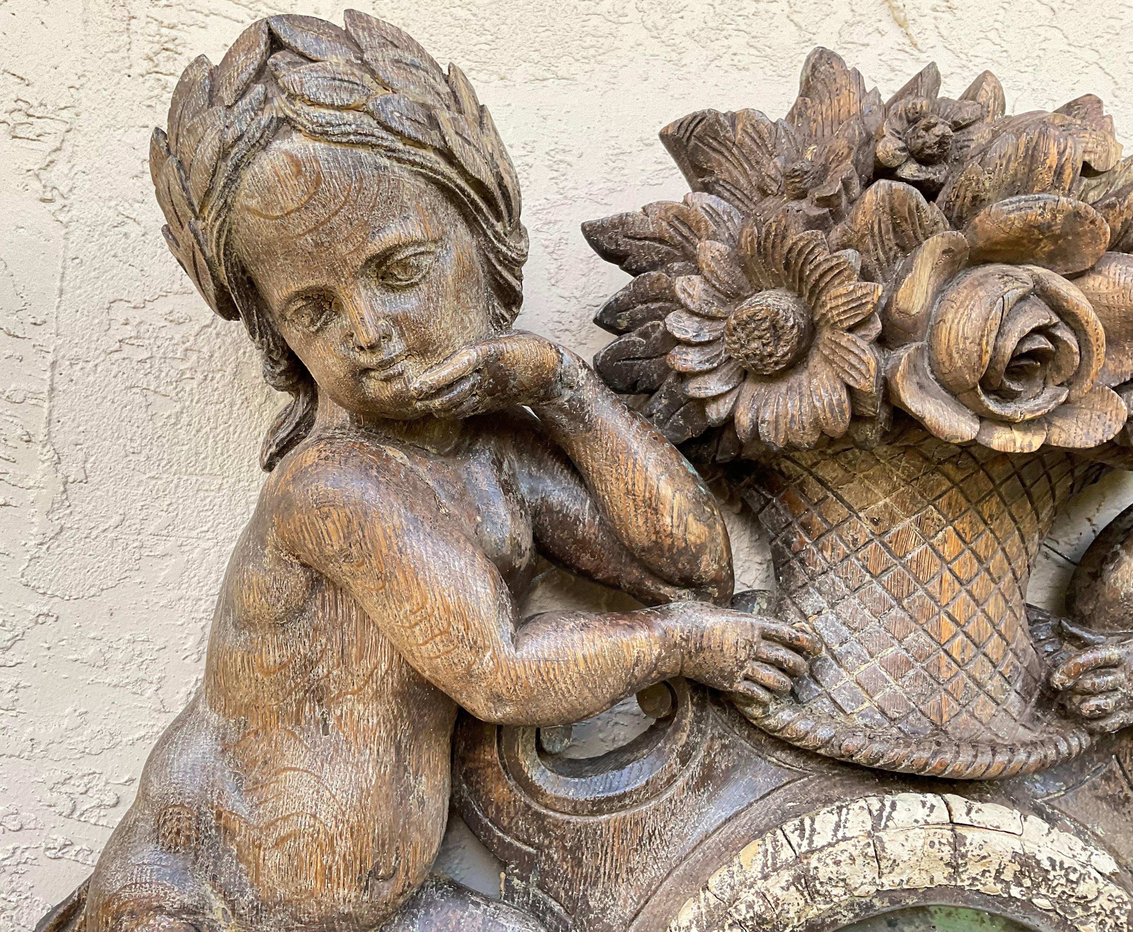 Legno Scultura in legno di Black Forest, Cherubini con cesto floreale, specchio, XIX secolo in vendita