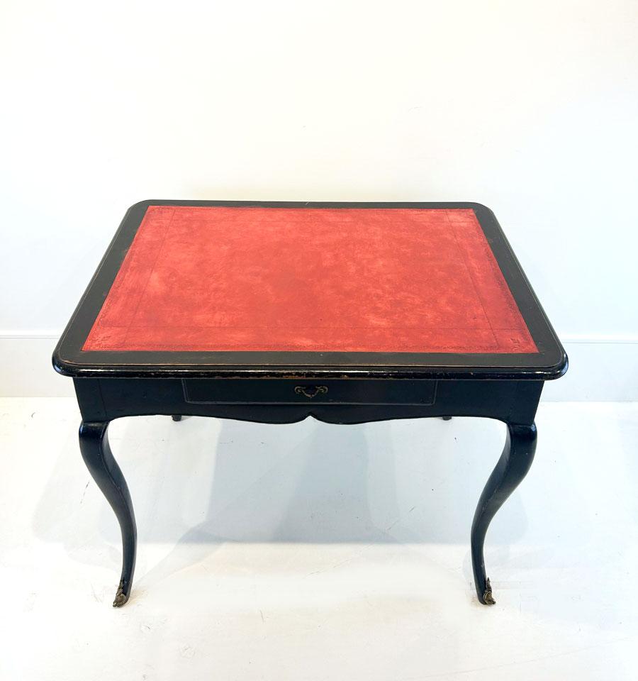 Der französische Louis-XV-Stil des 18. Jahrhunderts ist bekannt für sein luxuriöses und kunstvolles Design mit geschwungenen Linien, komplizierten Schnitzereien und eleganten Oberflächen. Ein schwarz lackierter Louis XV-Tisch wäre ein auffälliges