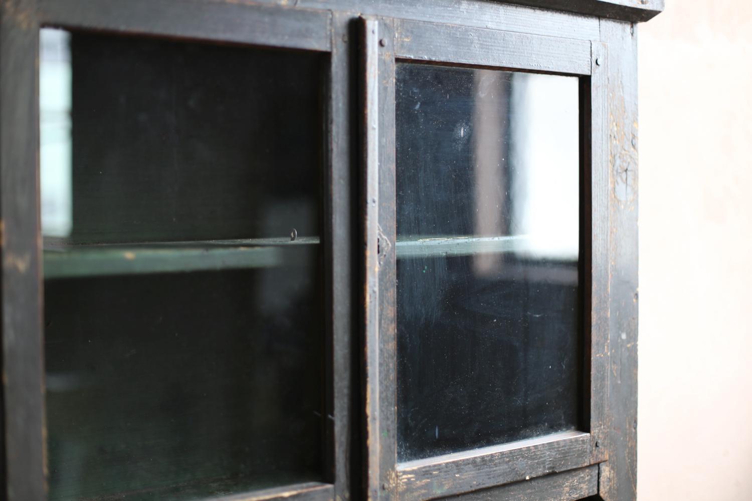 Antico mobile in vetro nero proveniente dalla Francia del 19° secolo in vendita 6