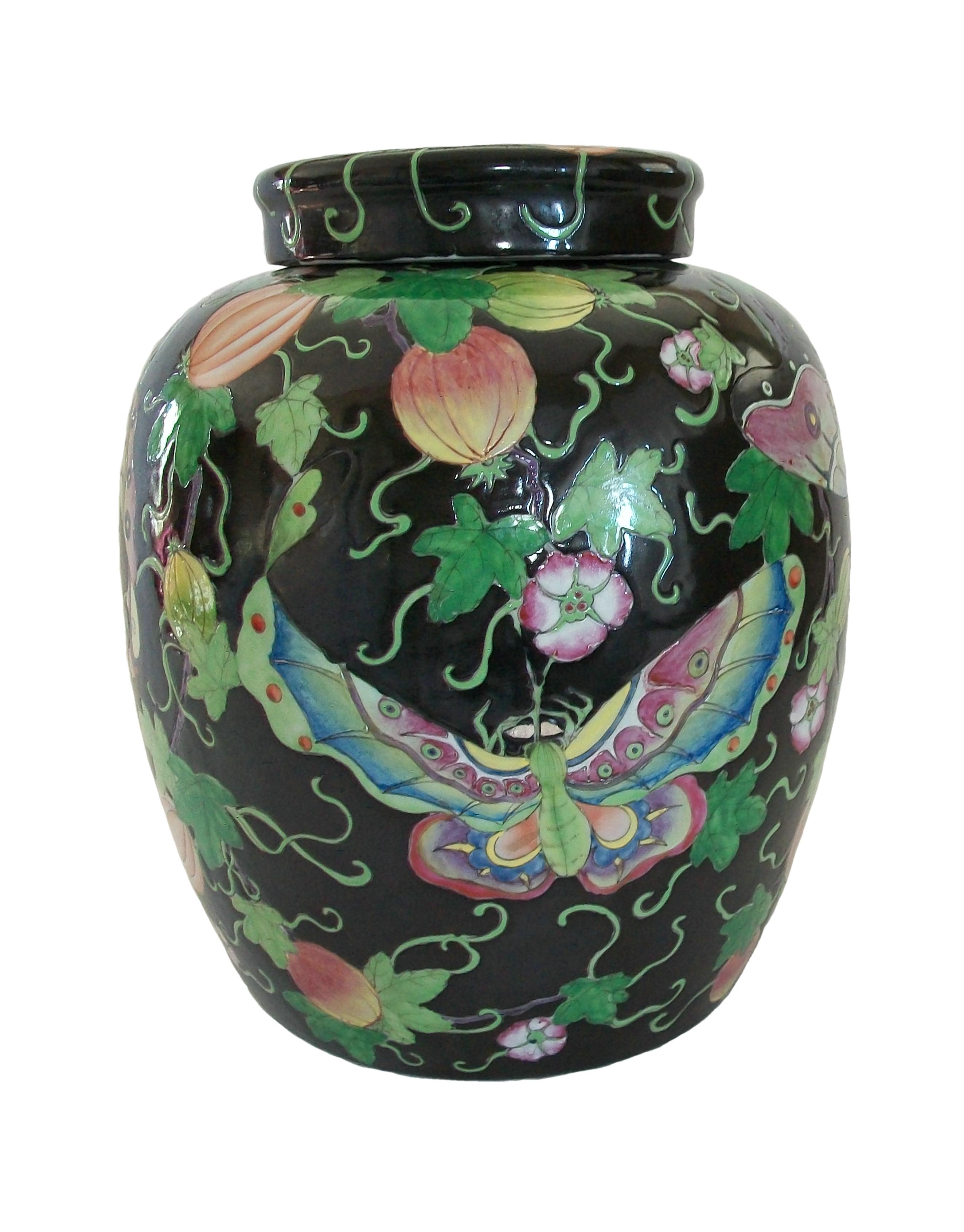 XX secolo Antico vaso da zenzero a fondo nero Famille Rose 'Butterfly', Cina, XIX secolo in vendita