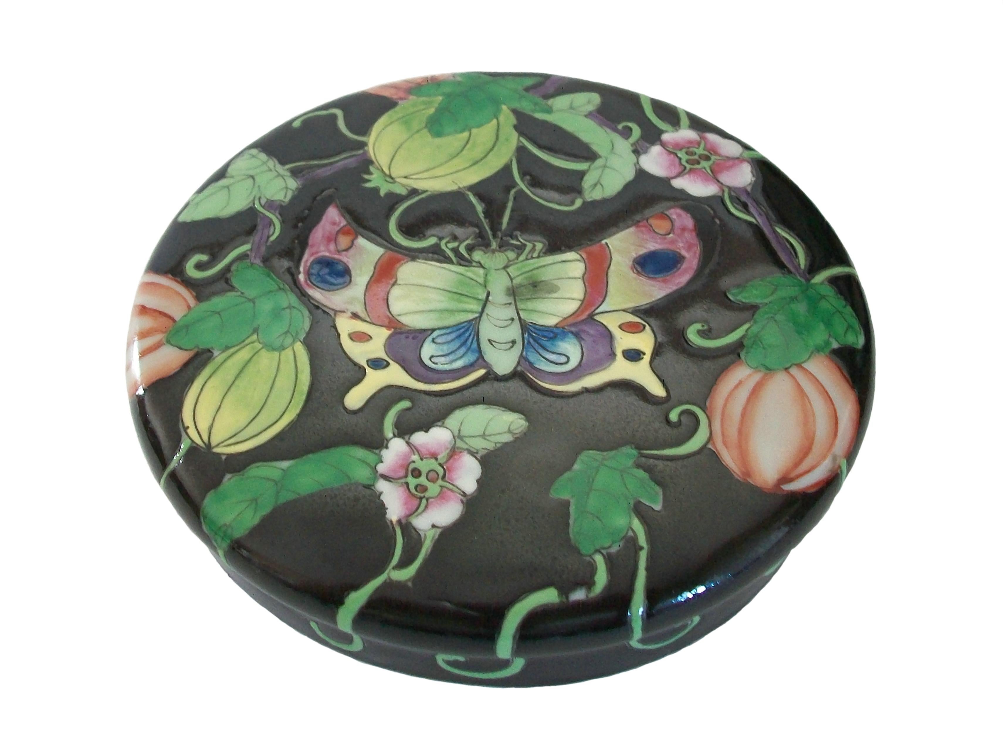 Ceramica Antico vaso da zenzero a fondo nero Famille Rose 'Butterfly', Cina, XIX secolo in vendita