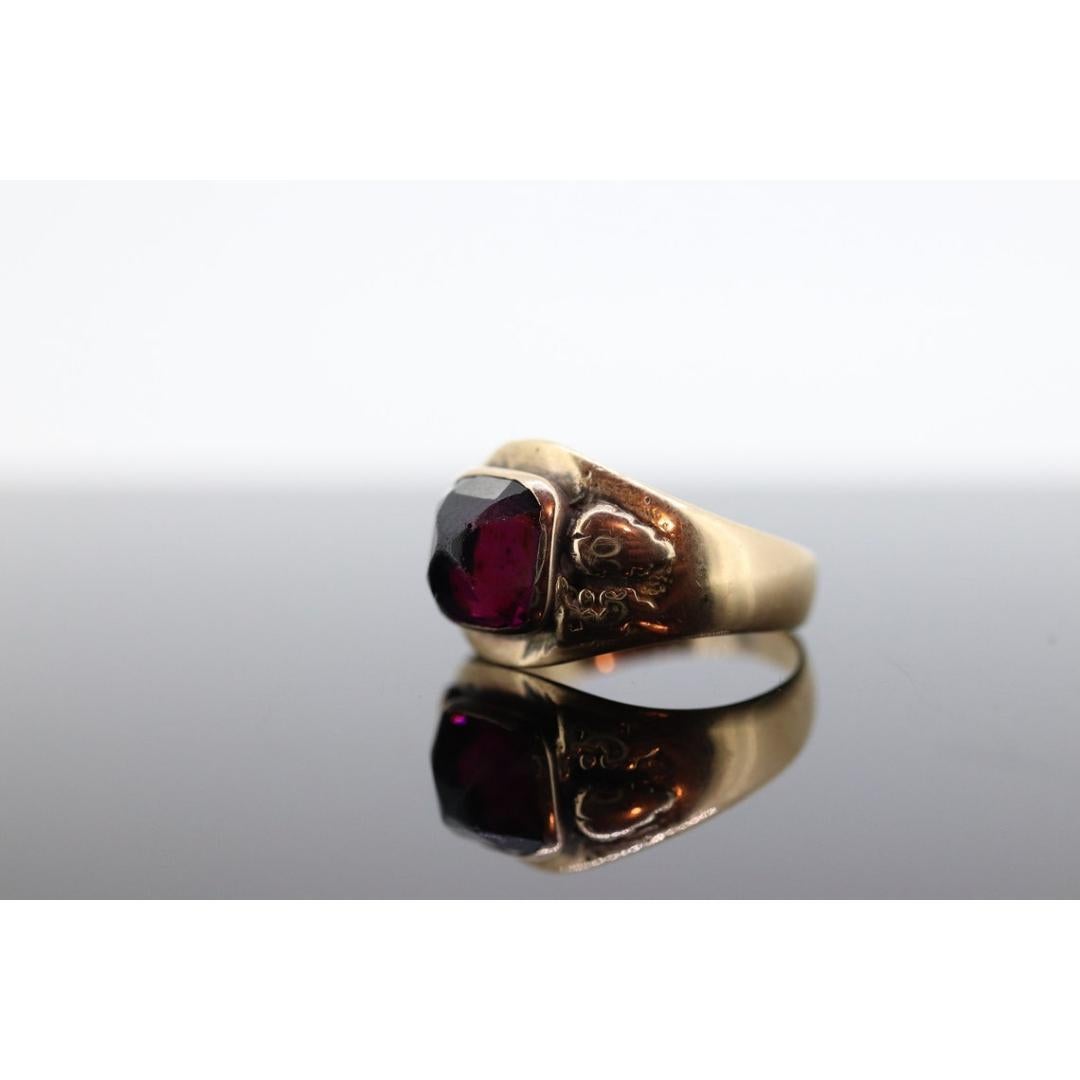 Antique Black Hills Gold ring. 10k Pyramid Garnet Black Hill Ring. Black Hills In Good Condition For Sale In Port Charlotte, FL