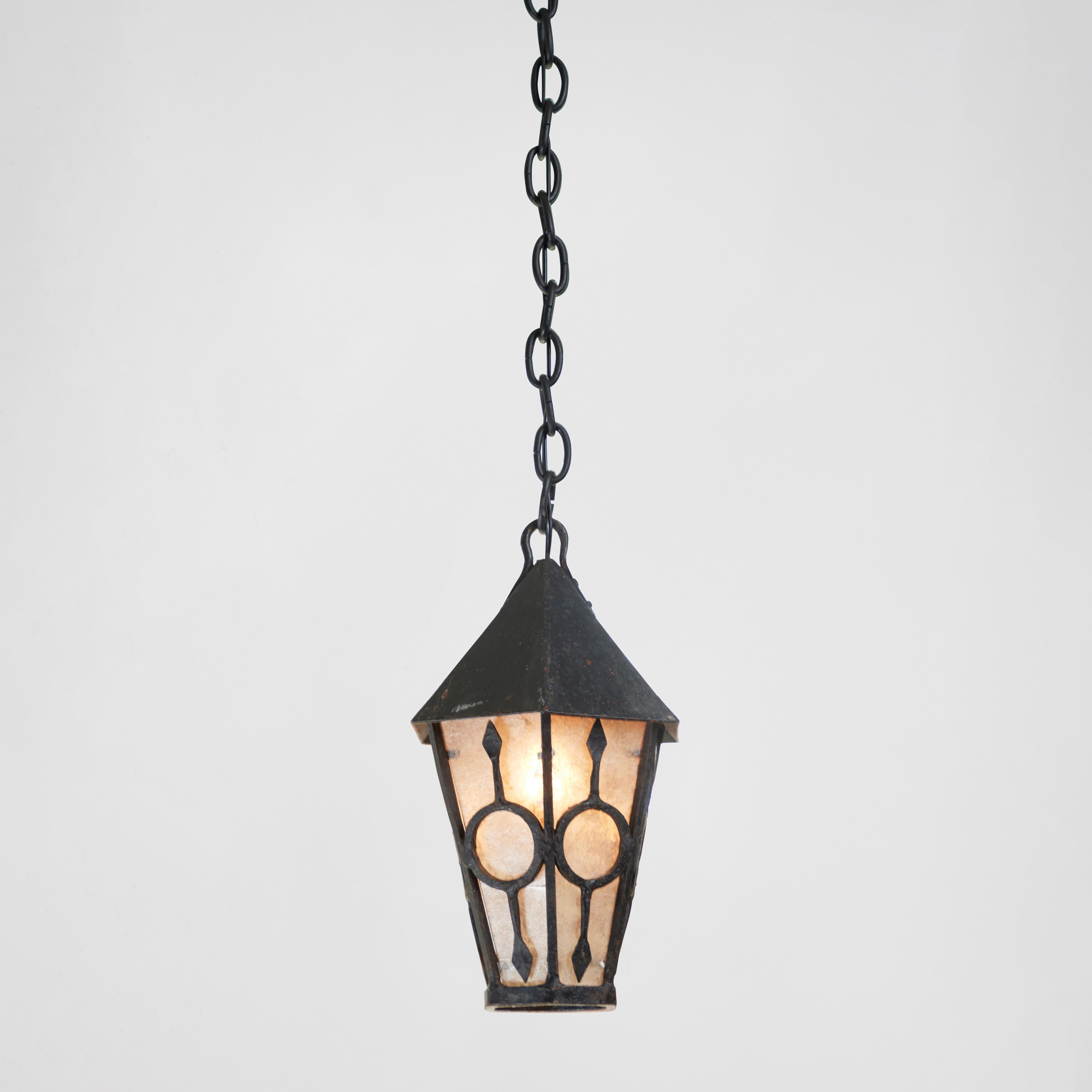 Lanterne suspendue en fer noir antique Bon état - En vente à Pasadena, CA