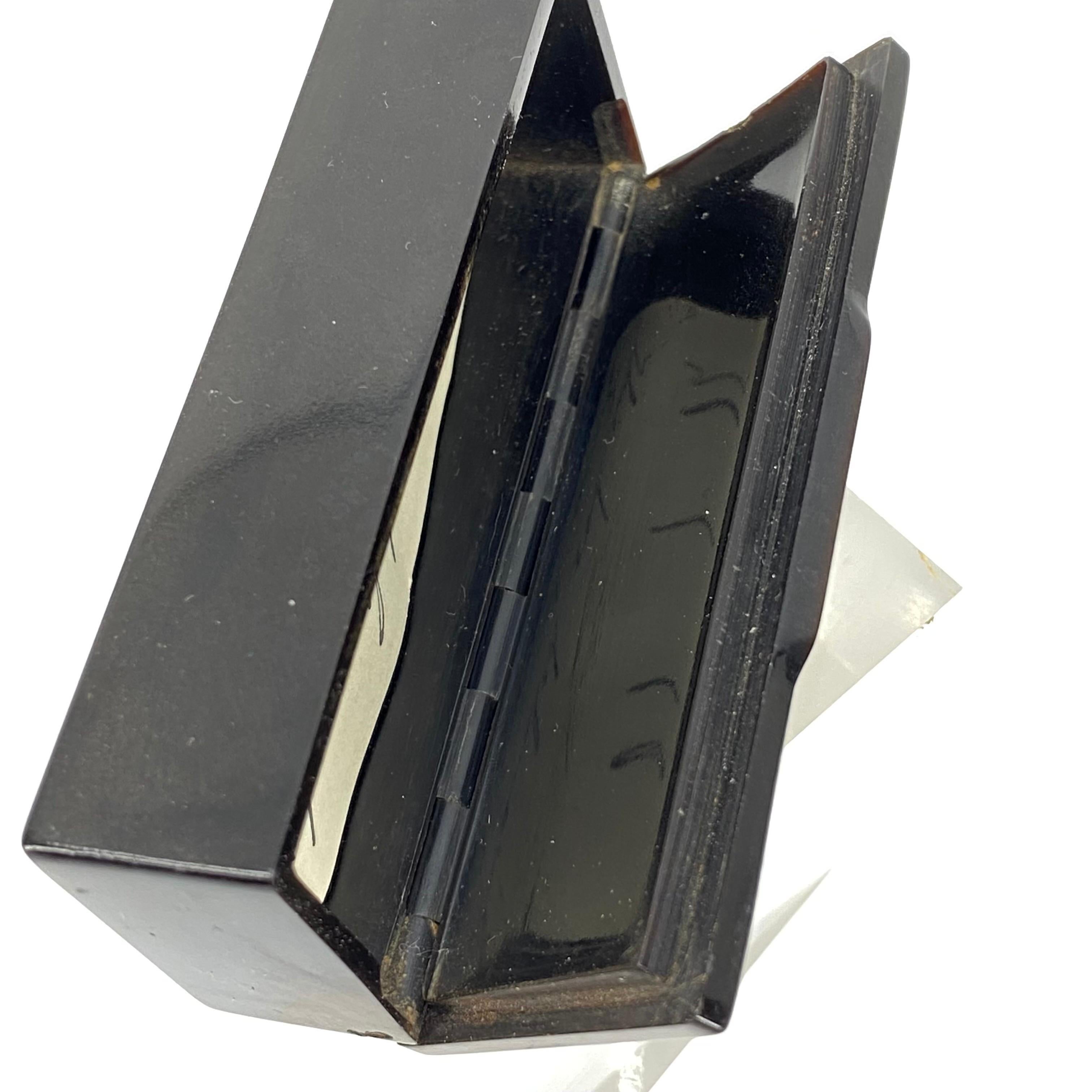Caja decorativa antigua de baratijas de latón y laca negra en venta 4