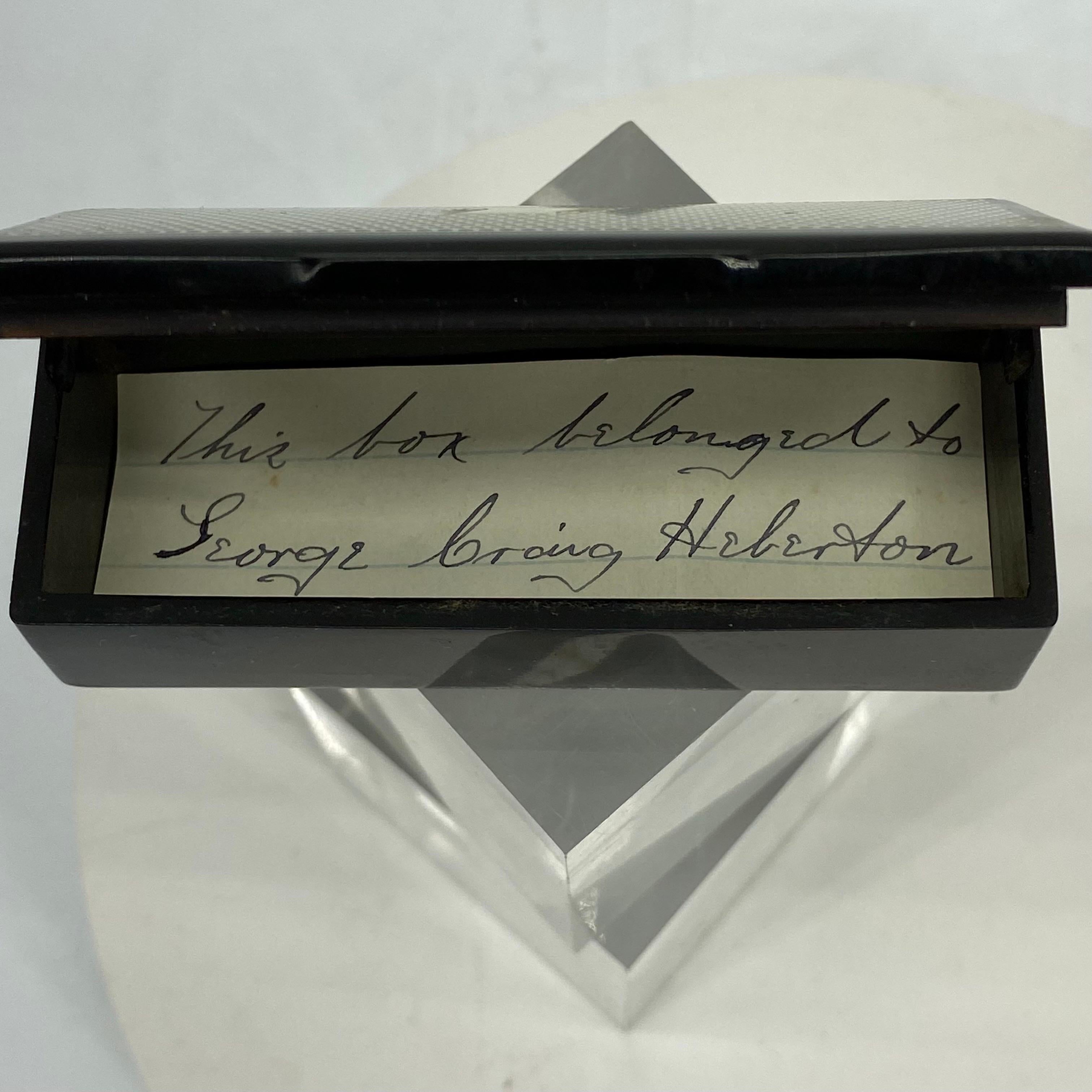 Caja decorativa antigua de baratijas de latón y laca negra en venta 5