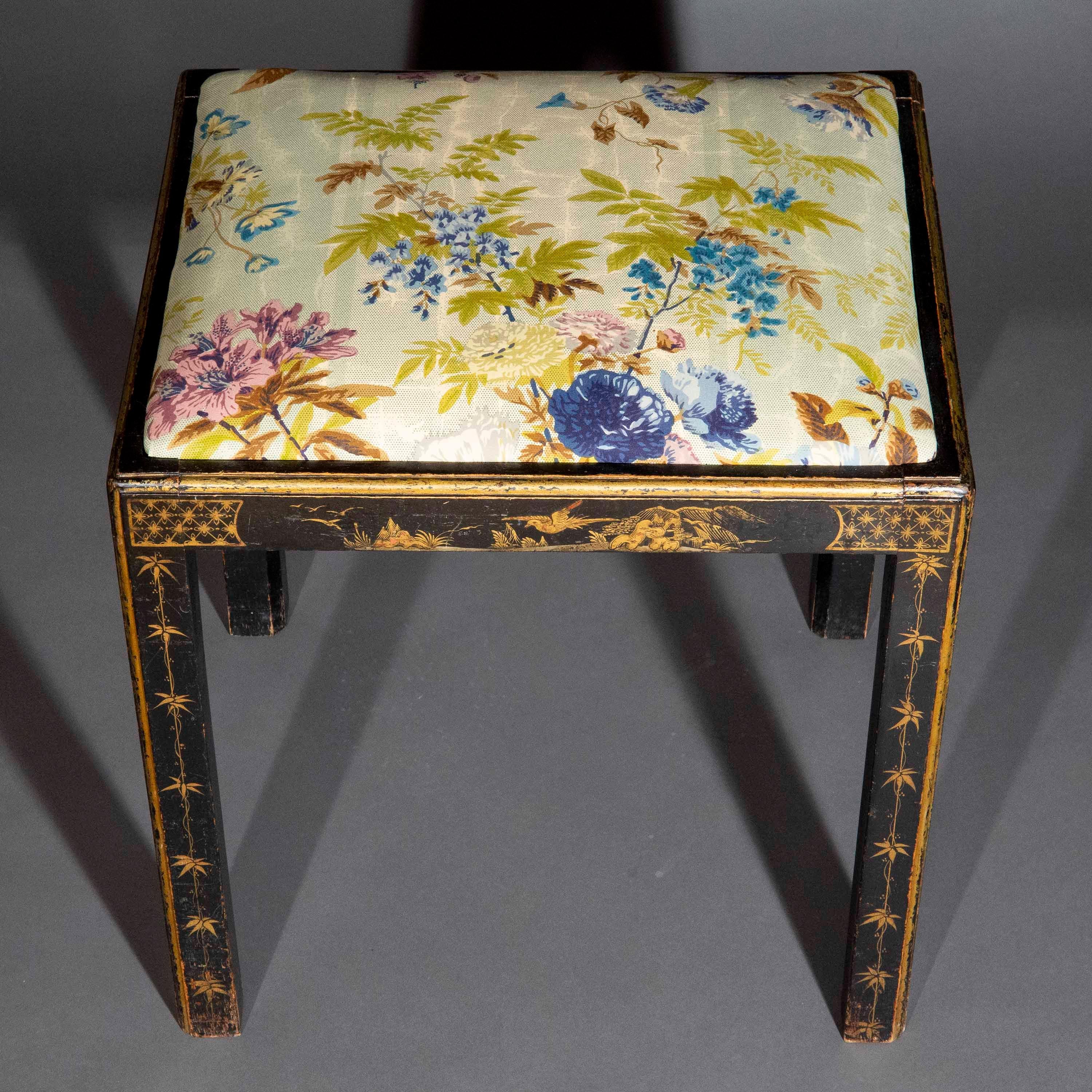 Antiker Chinoiserie-Hocker aus schwarzem Lack von Pierre Frey Le Manach im Angebot 3