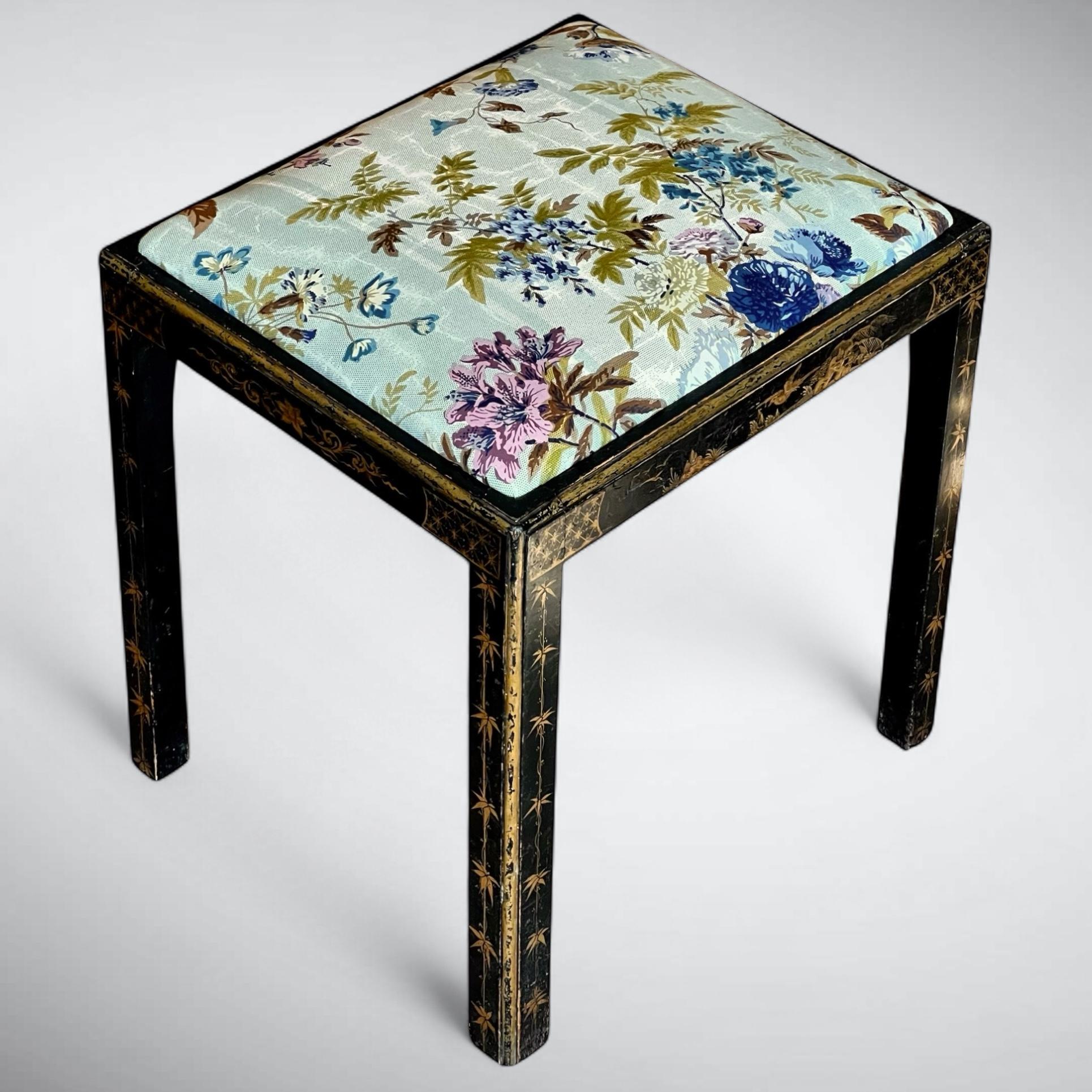 Antiker Chinoiserie-Hocker aus schwarzem Lack von Pierre Frey Le Manach im Angebot 4