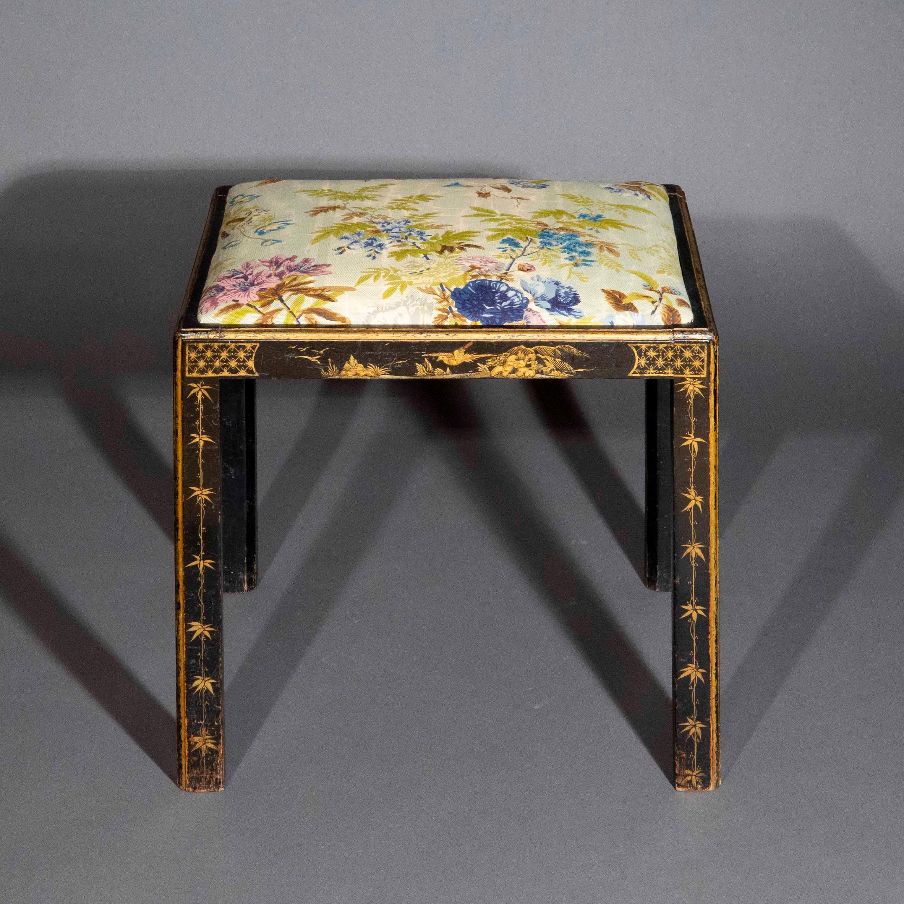 Antiker Chinoiserie-Hocker aus schwarzem Lack von Pierre Frey Le Manach im Angebot 6