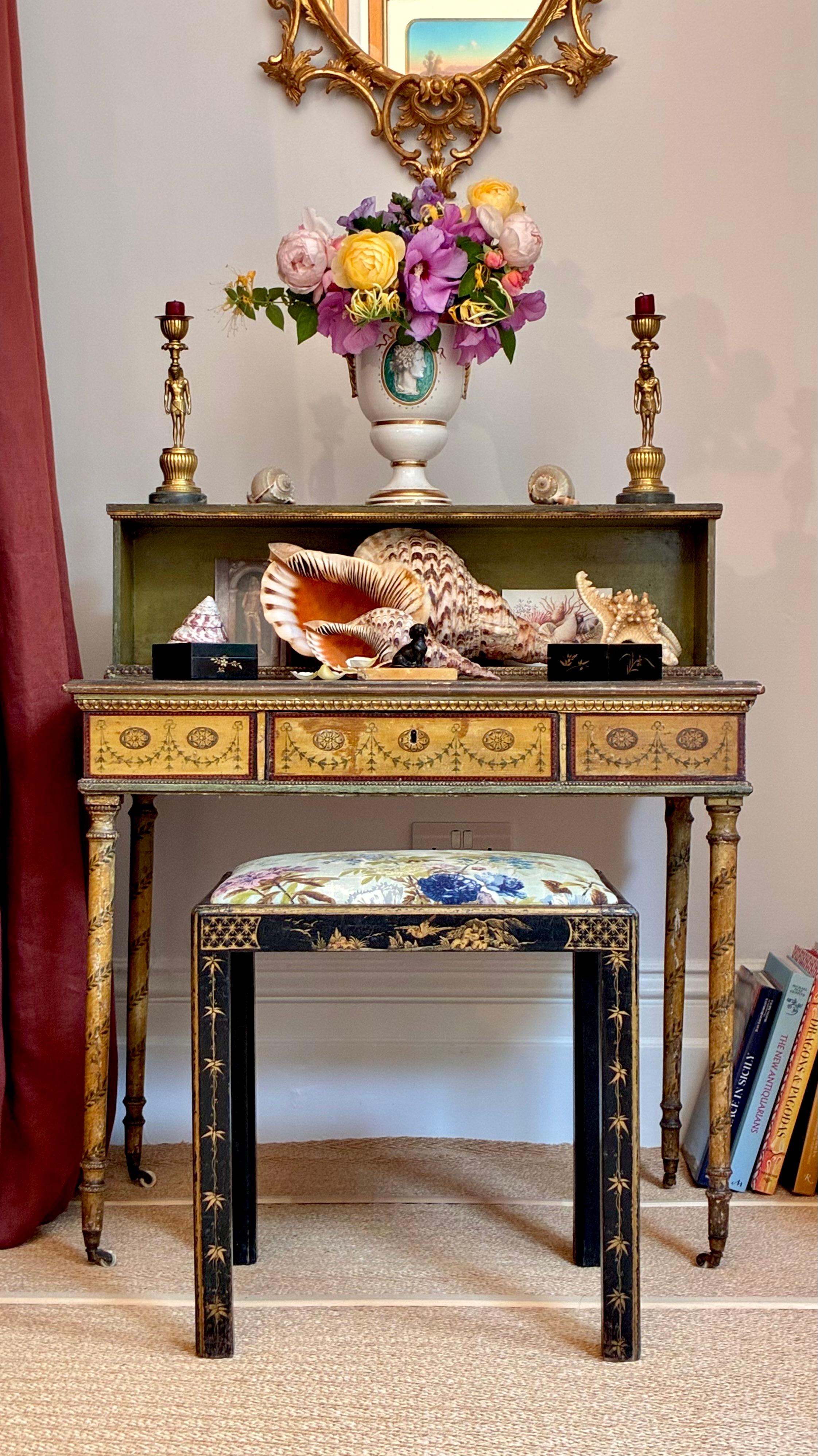 Ein hervorragender und sehr seltener Chinoiserie-Hocker oder -Bank aus schwarzem Lack des frühen 20. Jahrhunderts, bezogen mit Mortefontaine-Baumwollchintz aus der Collection Pierre Frey Le Manach. England, ca. 1900-1920. Antike Chinoiserie-Hocker