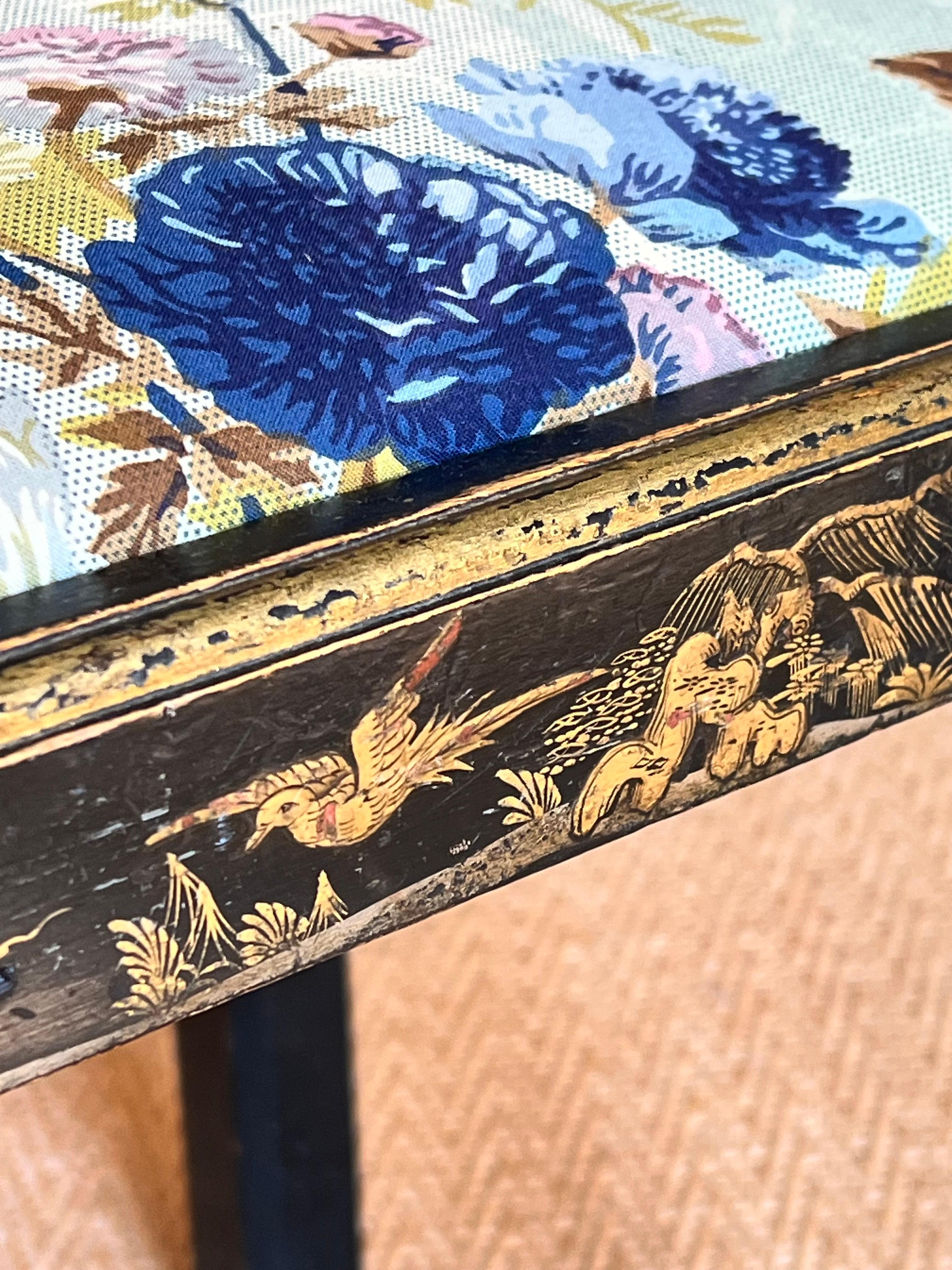 Antiker Chinoiserie-Hocker aus schwarzem Lack von Pierre Frey Le Manach (Englisch) im Angebot