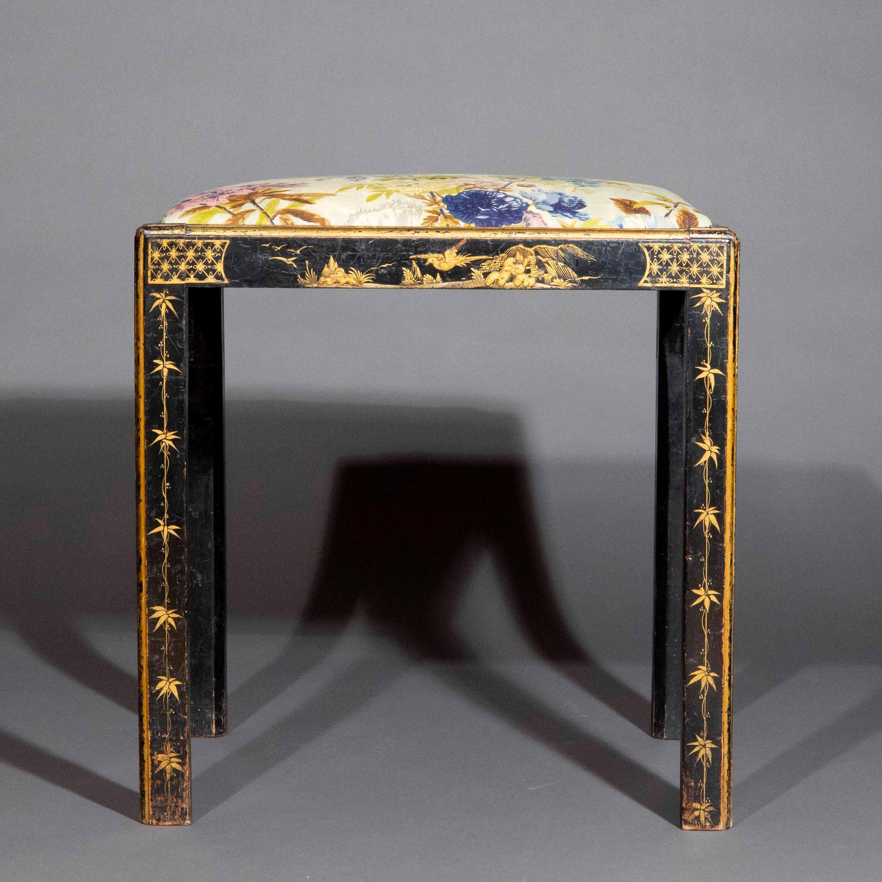 Antiker Chinoiserie-Hocker aus schwarzem Lack von Pierre Frey Le Manach (Lackiert) im Angebot