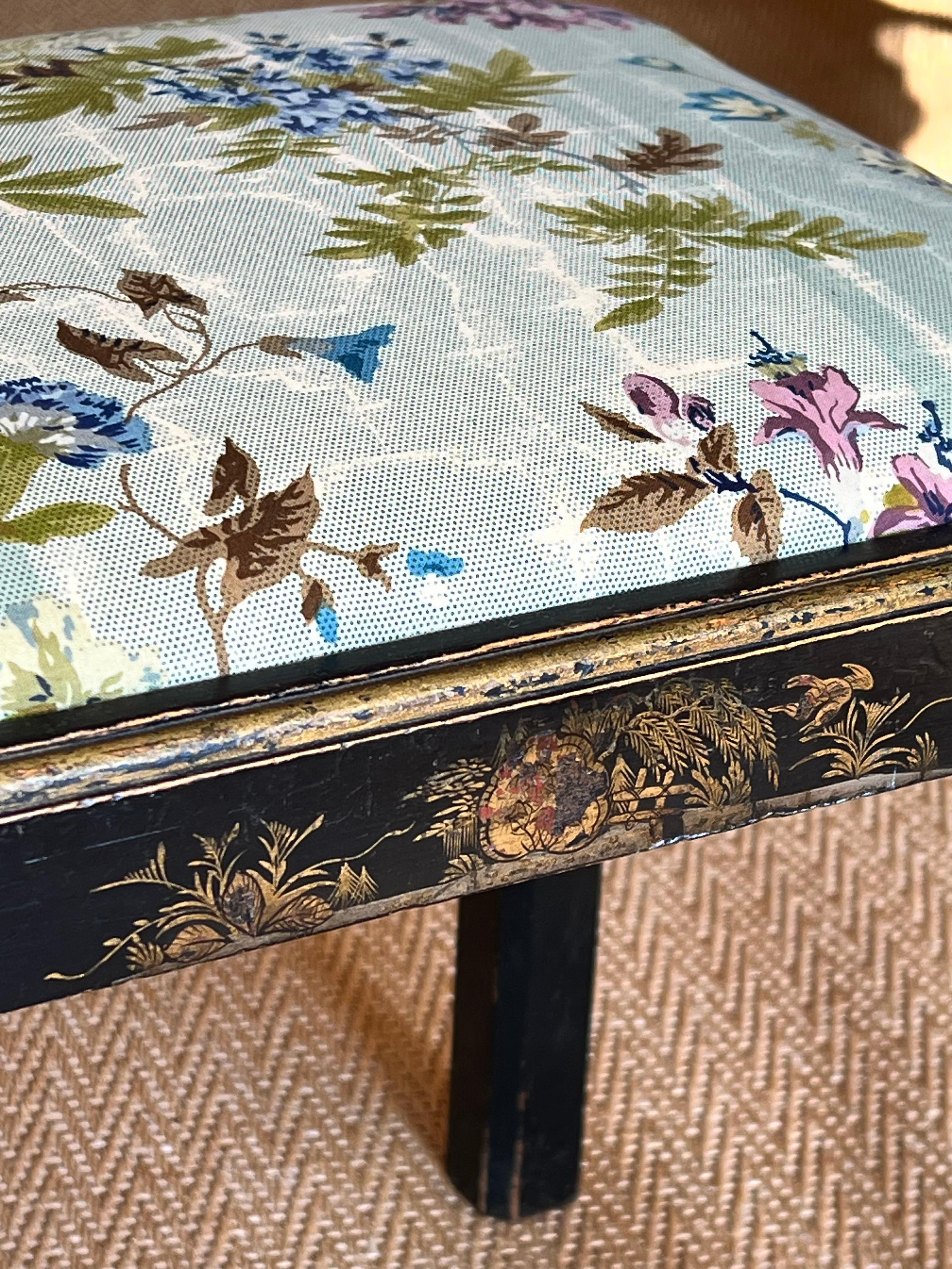 Antiker Chinoiserie-Hocker aus schwarzem Lack von Pierre Frey Le Manach im Angebot 1