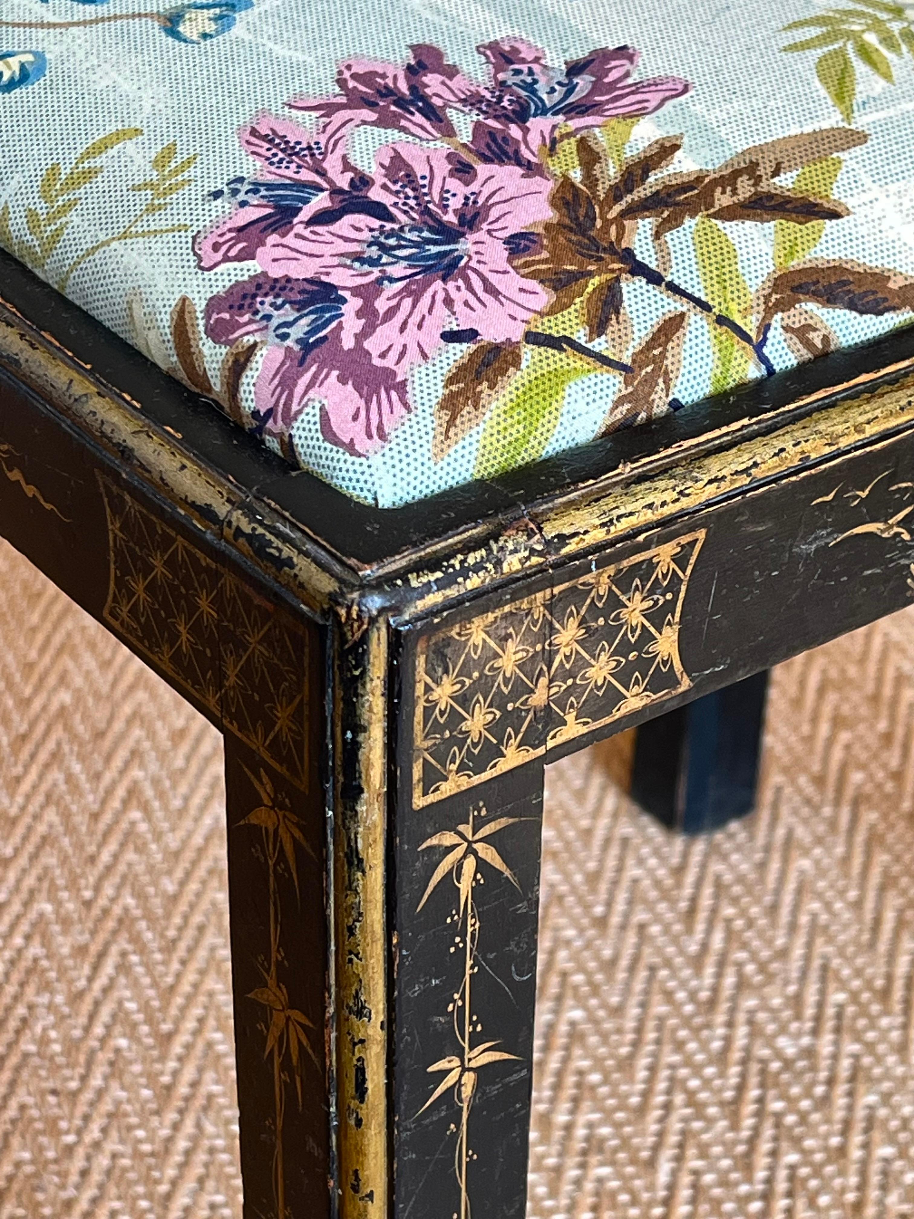 Antiker Chinoiserie-Hocker aus schwarzem Lack von Pierre Frey Le Manach im Angebot 2