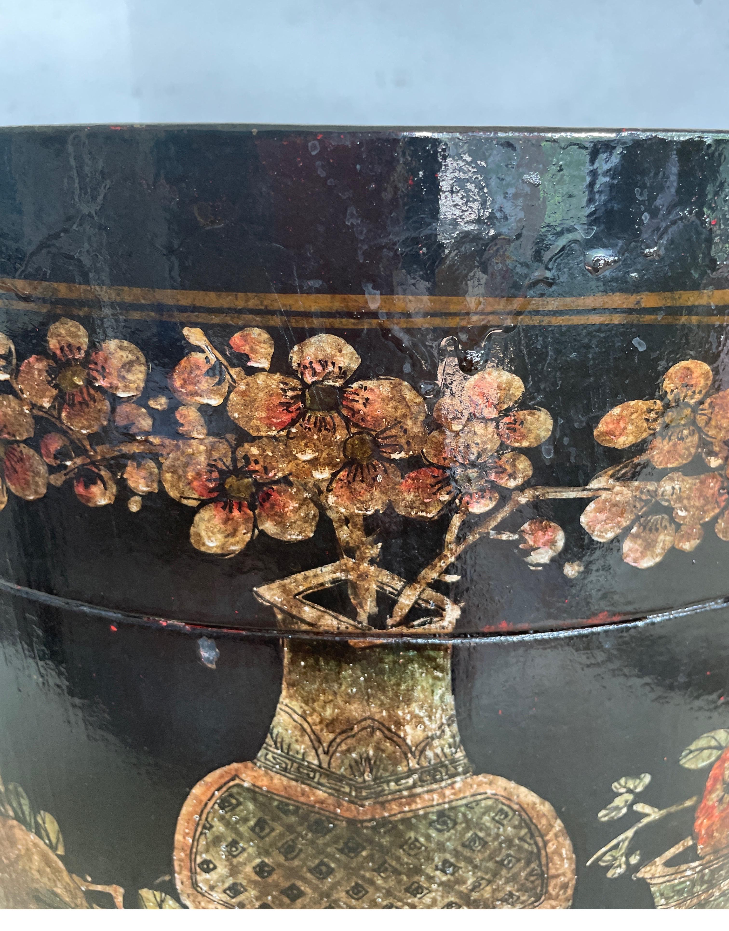 Recipiente redondo antiguo lacado en negro con motivos florales pintados en Bueno estado para la venta en Winnetka, IL
