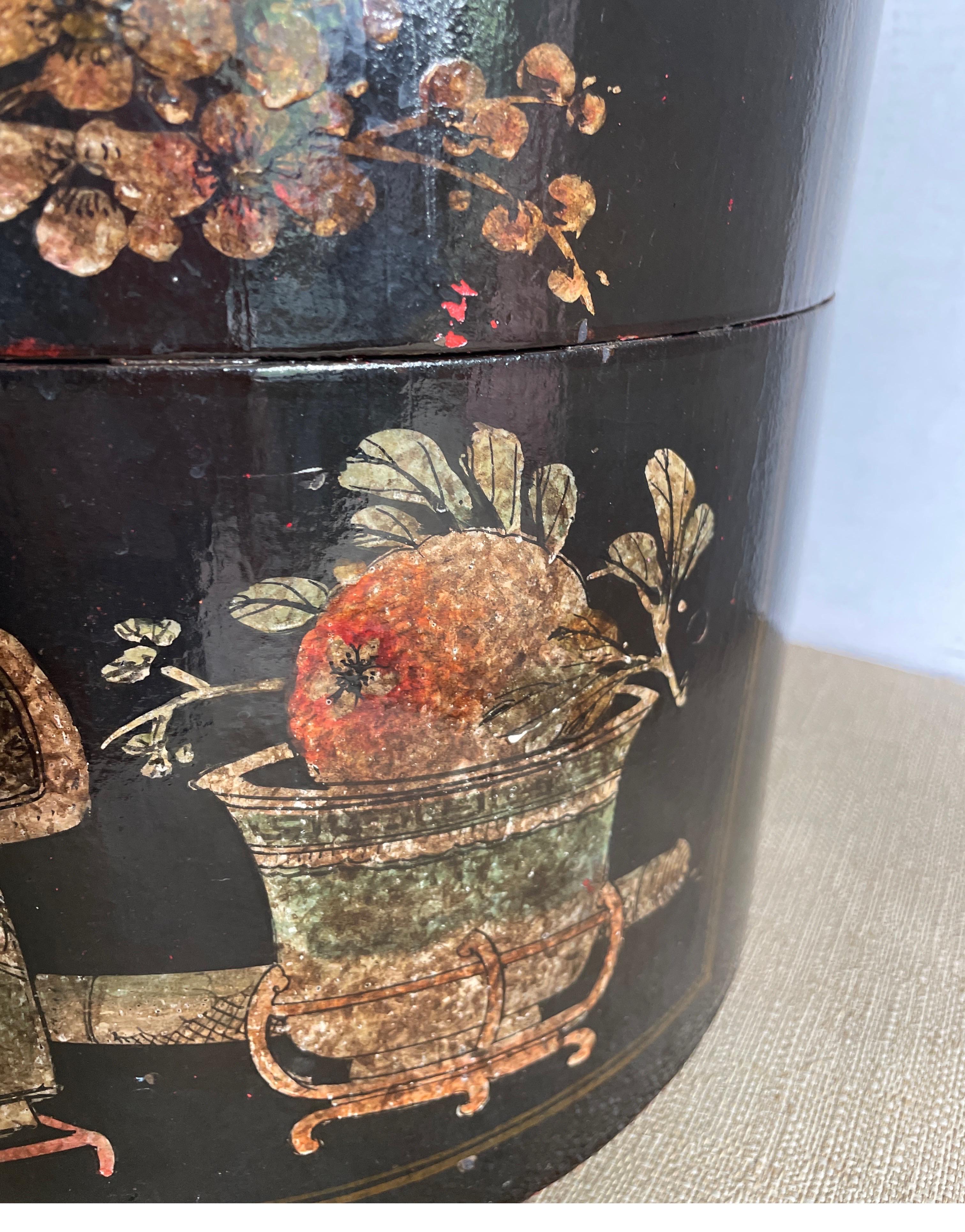 Recipiente redondo antiguo lacado en negro con motivos florales pintados siglo XIX en venta