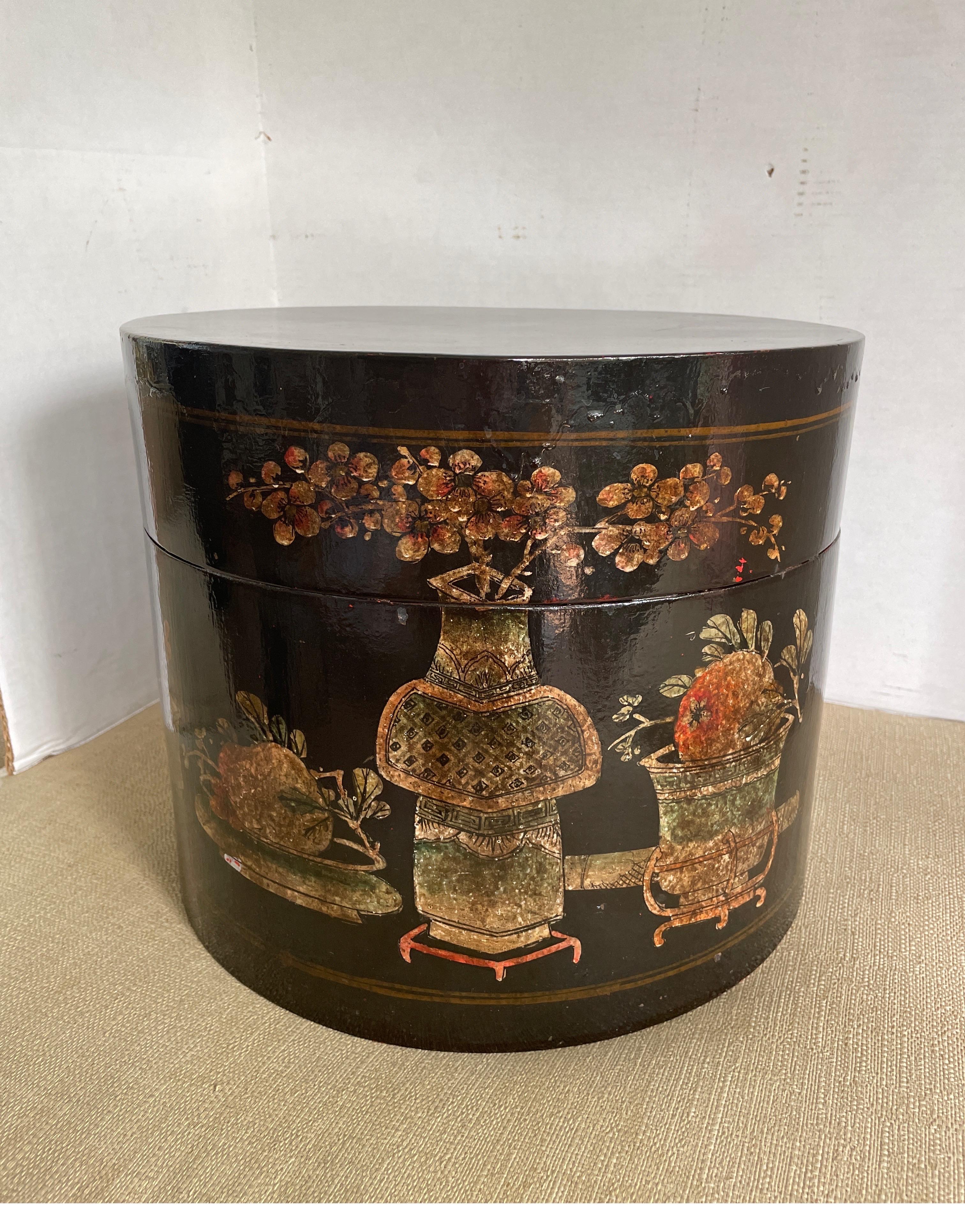Recipiente redondo antiguo lacado en negro con motivos florales pintados en venta 1