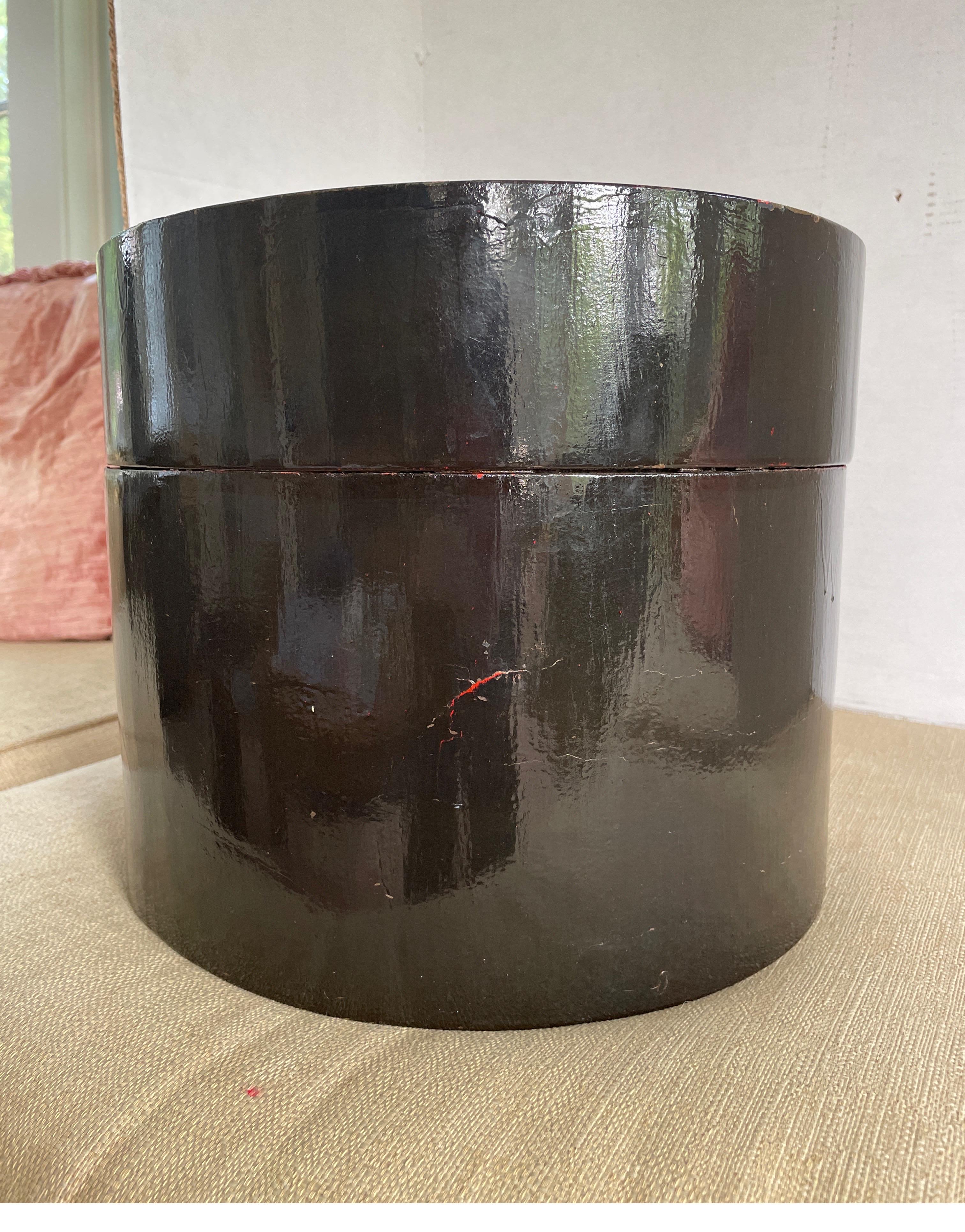 Recipiente redondo antiguo lacado en negro con motivos florales pintados en venta 3