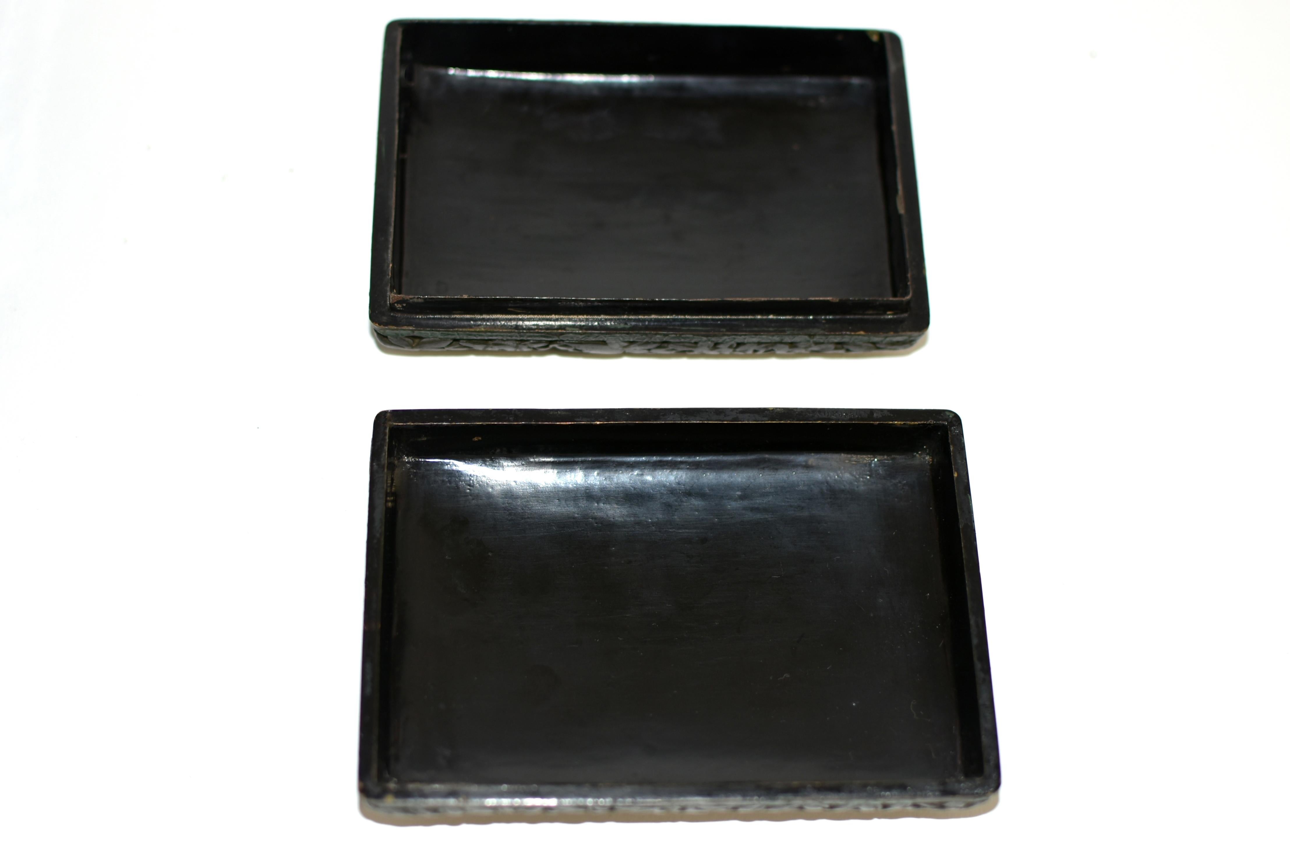 Antigua Caja Tallada Lacada en Negro Village Life siglo XX en venta