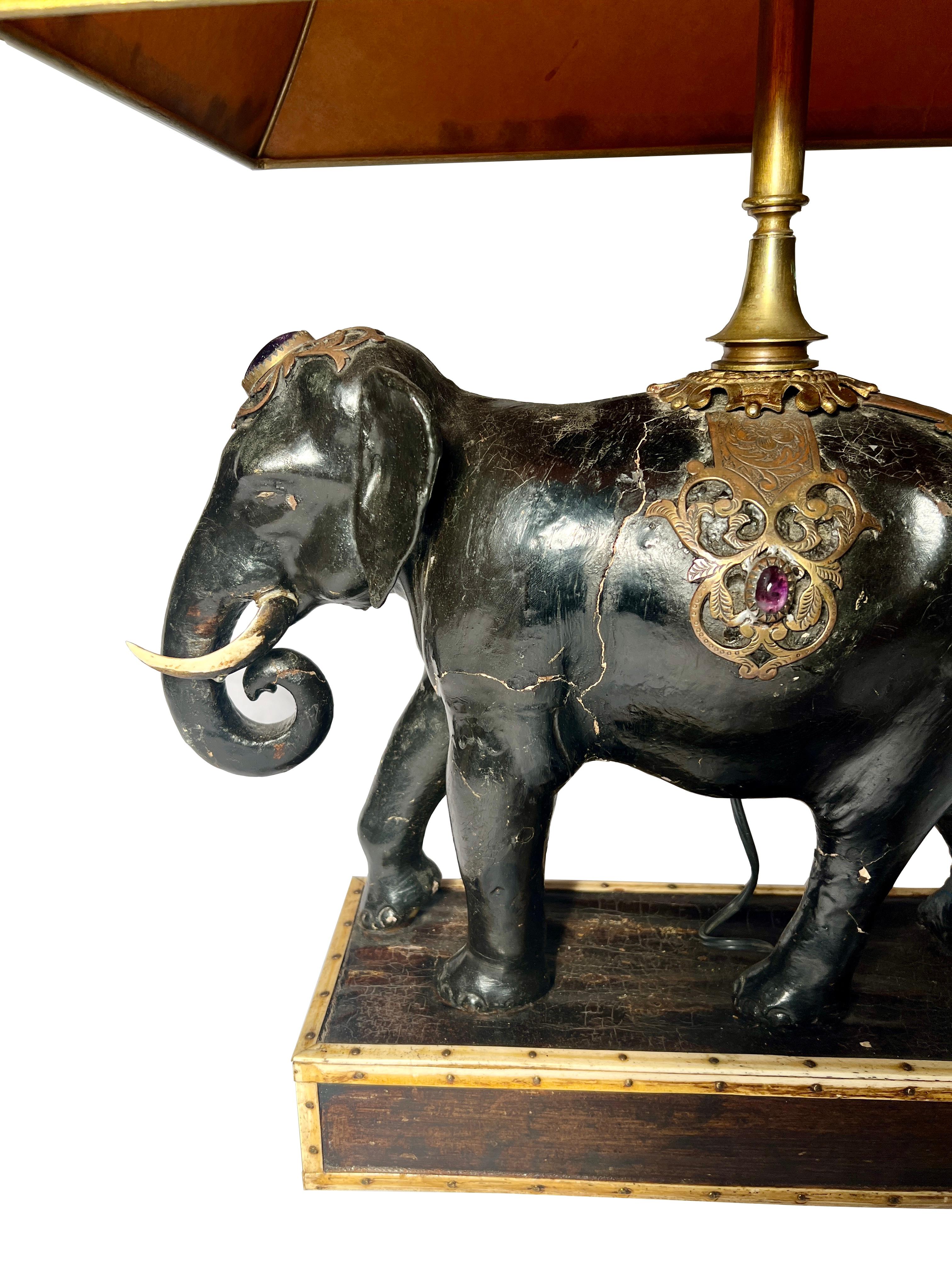Ancienne lampe éléphant laquée noire sur pied avec abat-jour d'origine, Circa 1900.