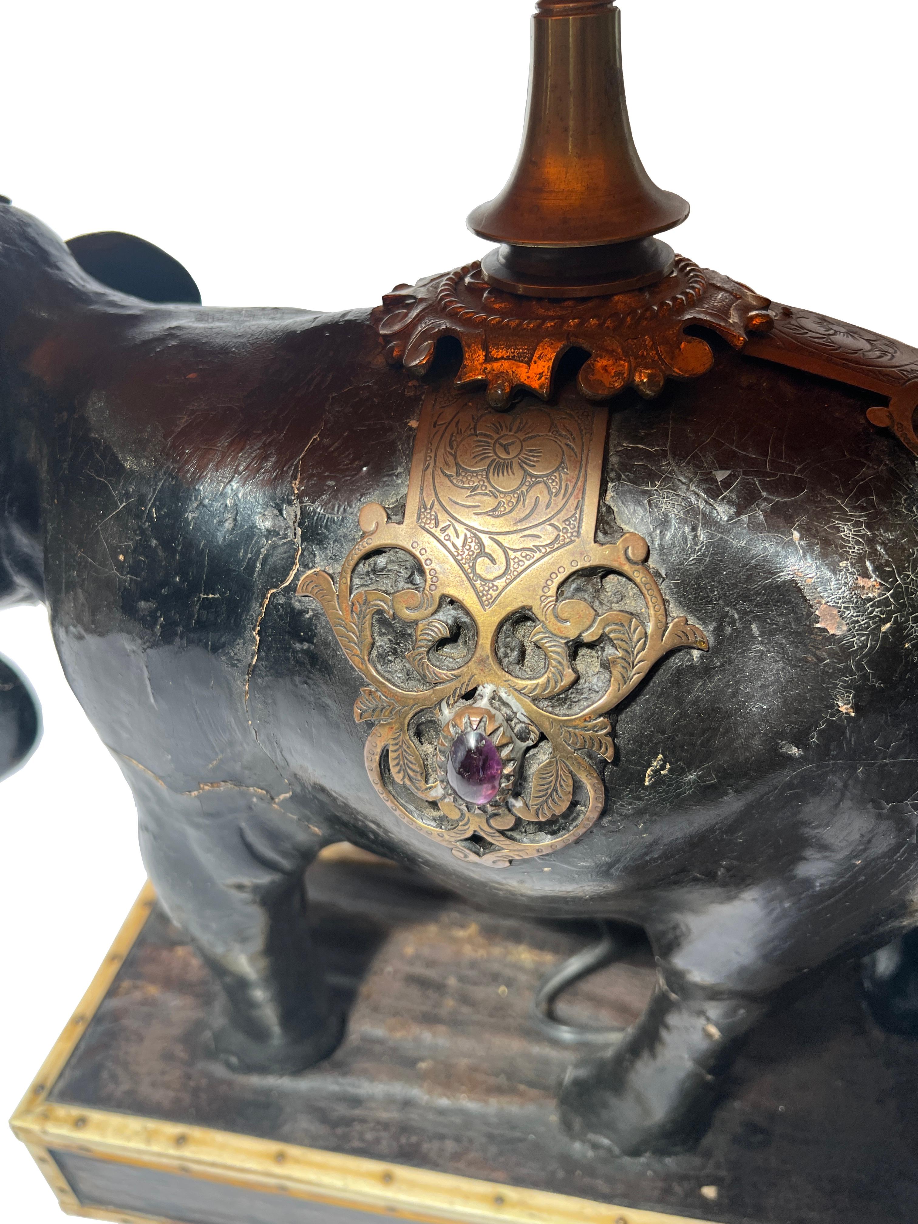 Ancienne lampe éléphant laquée noire sur Stand avec abat-jour d'origine, Circa 1900. Bon état - En vente à New Orleans, LA
