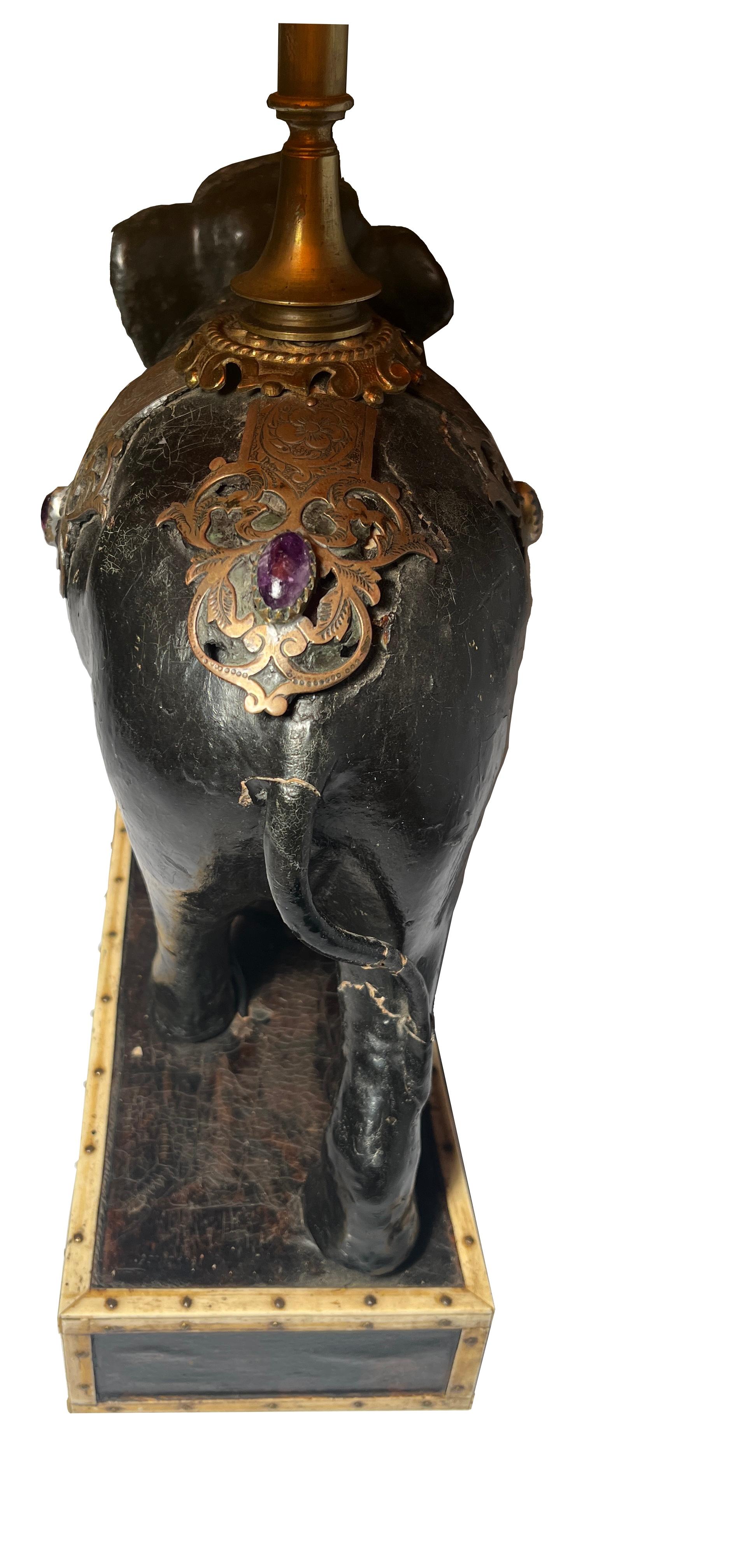 20ième siècle Ancienne lampe éléphant laquée noire sur Stand avec abat-jour d'origine, Circa 1900. en vente
