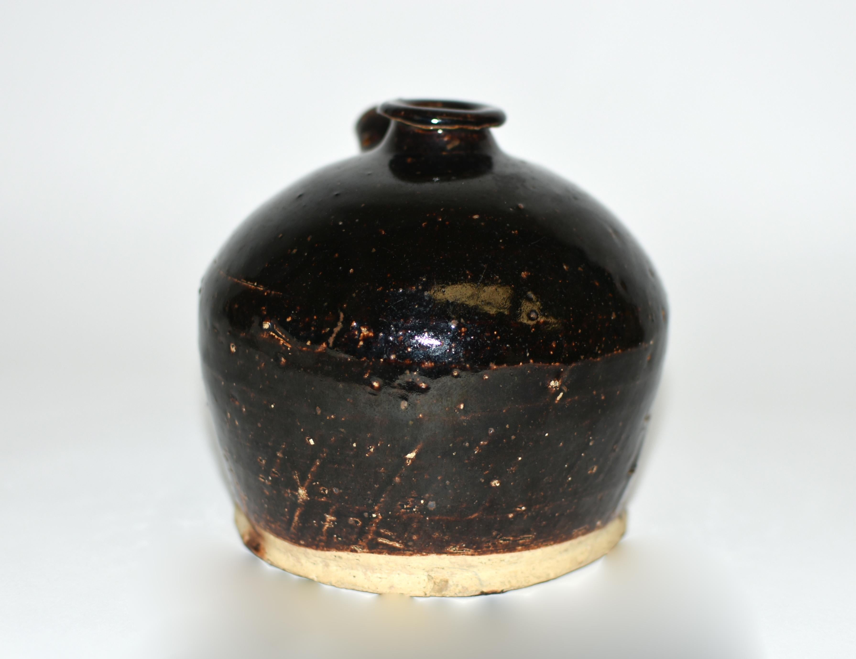 Terracotta Acetiera antica laccata nera con germoglio in vendita