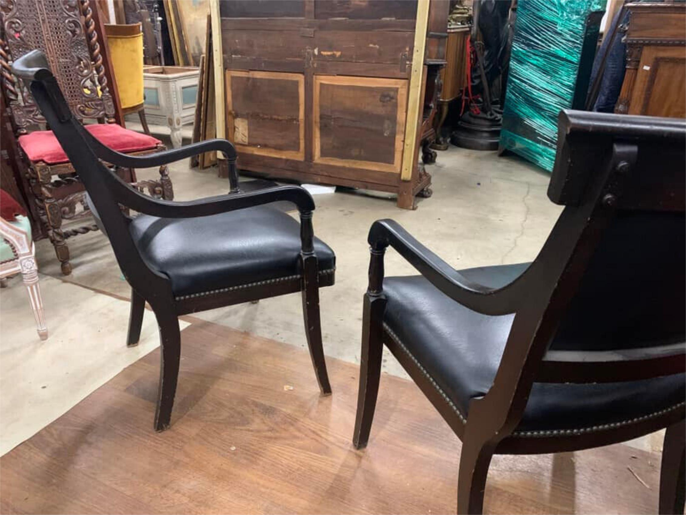 Poltrone antiche in pelle nera, tonalità Wood scuro, Fauteuils, coppia, set di 2! In condizioni buone in vendita a Austin, TX