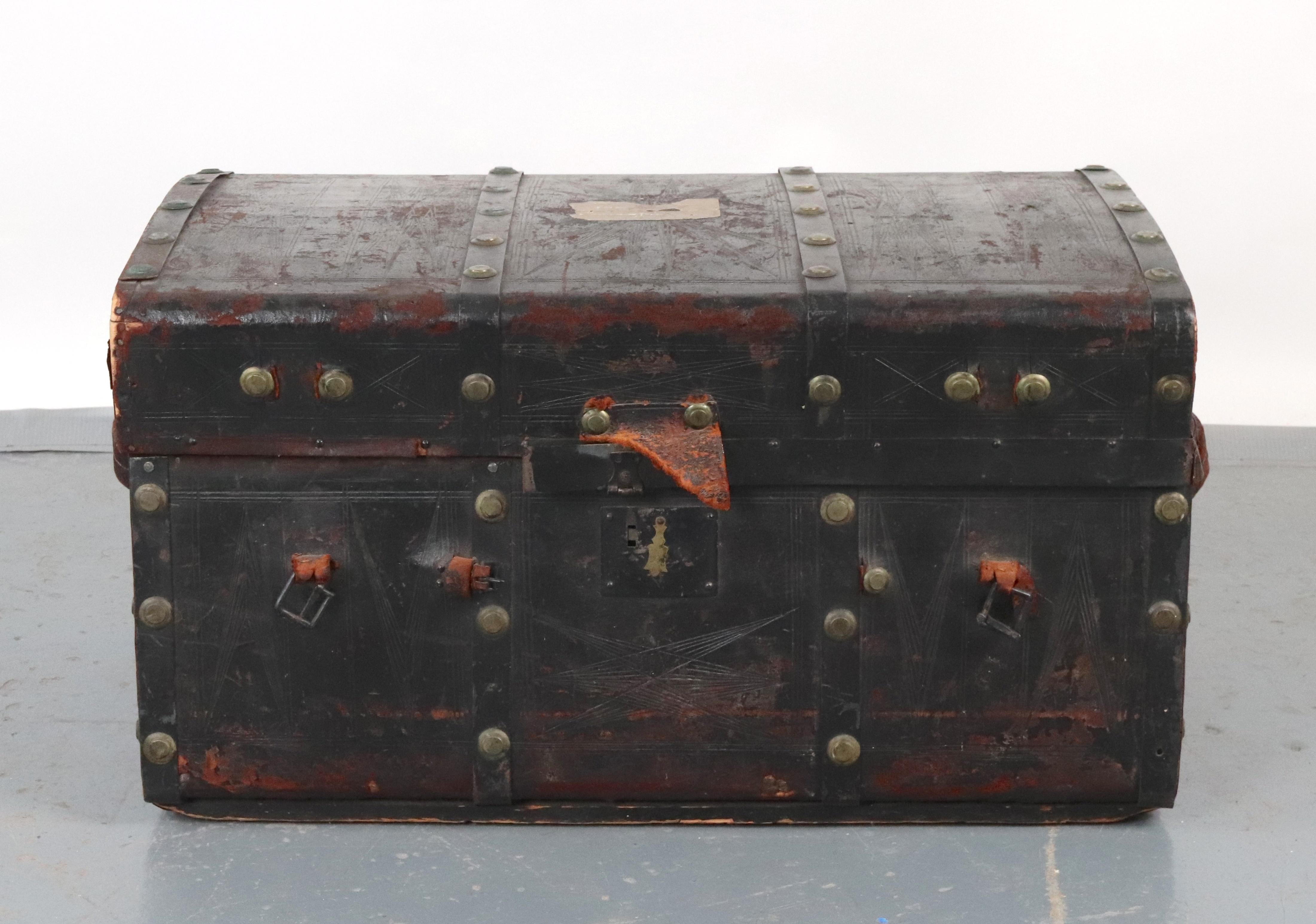 Diese antike Reisetasche ist aus Holz gefertigt und mit Leder umwickelt. Die Hardware ist aus Stahl. Der Zustand ist mittelmäßig, mit starken Oberflächenabnutzungen, einem Riss im Inneren, die Lederriemen wurden zerrissen und entfernt, und das