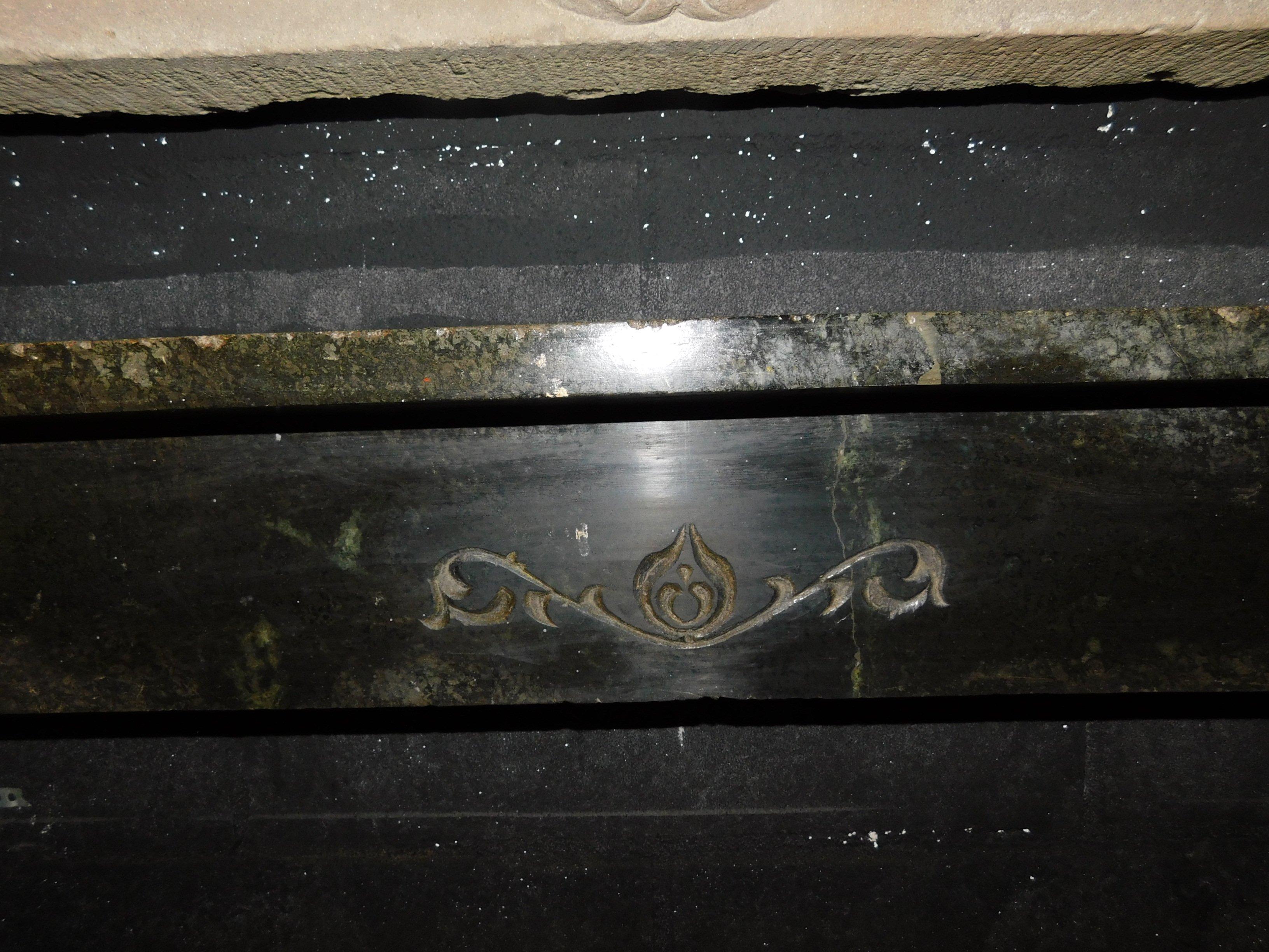 Antique Black Marble Fireplace Mantle with Central Carving, 19th Century Italy For Sale 1