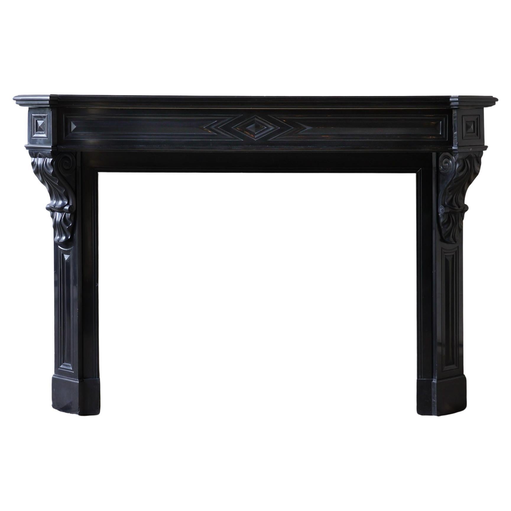 Antigua repisa de mármol negro Modillion