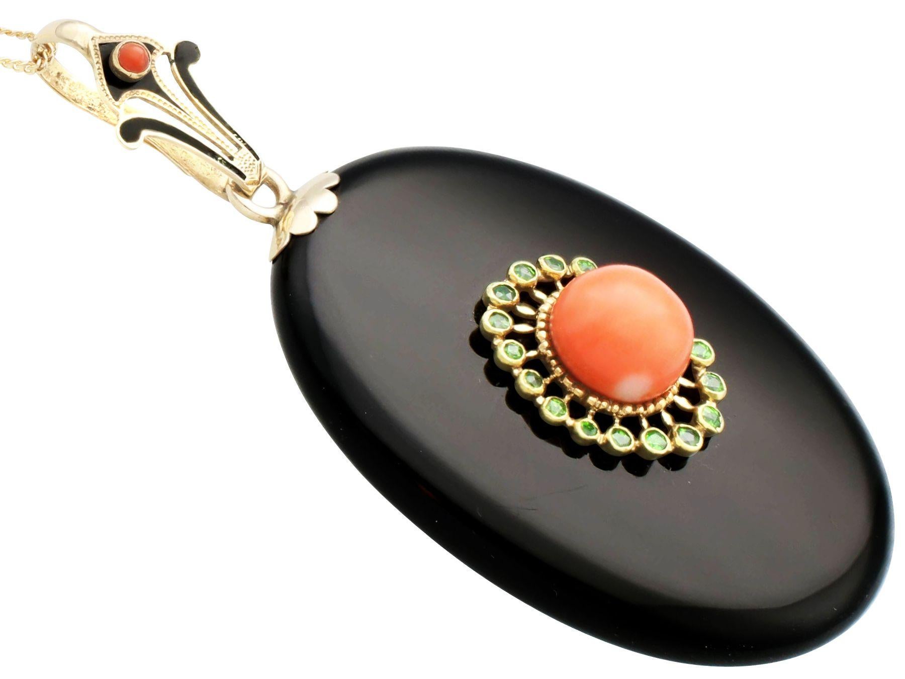 Victorian Black Onyx 3.50 Carat Coral and Demantoid Garnet Yellow Gold Locket In Excellent Condition For Sale In Jesmond, Newcastle Upon Tyne