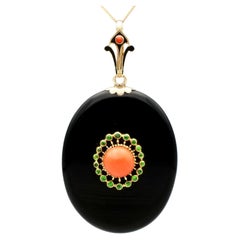 Médaillon Victorien Onyx Noir 3.50 Carat Corail et Grenat Démantoïde Or Jaune