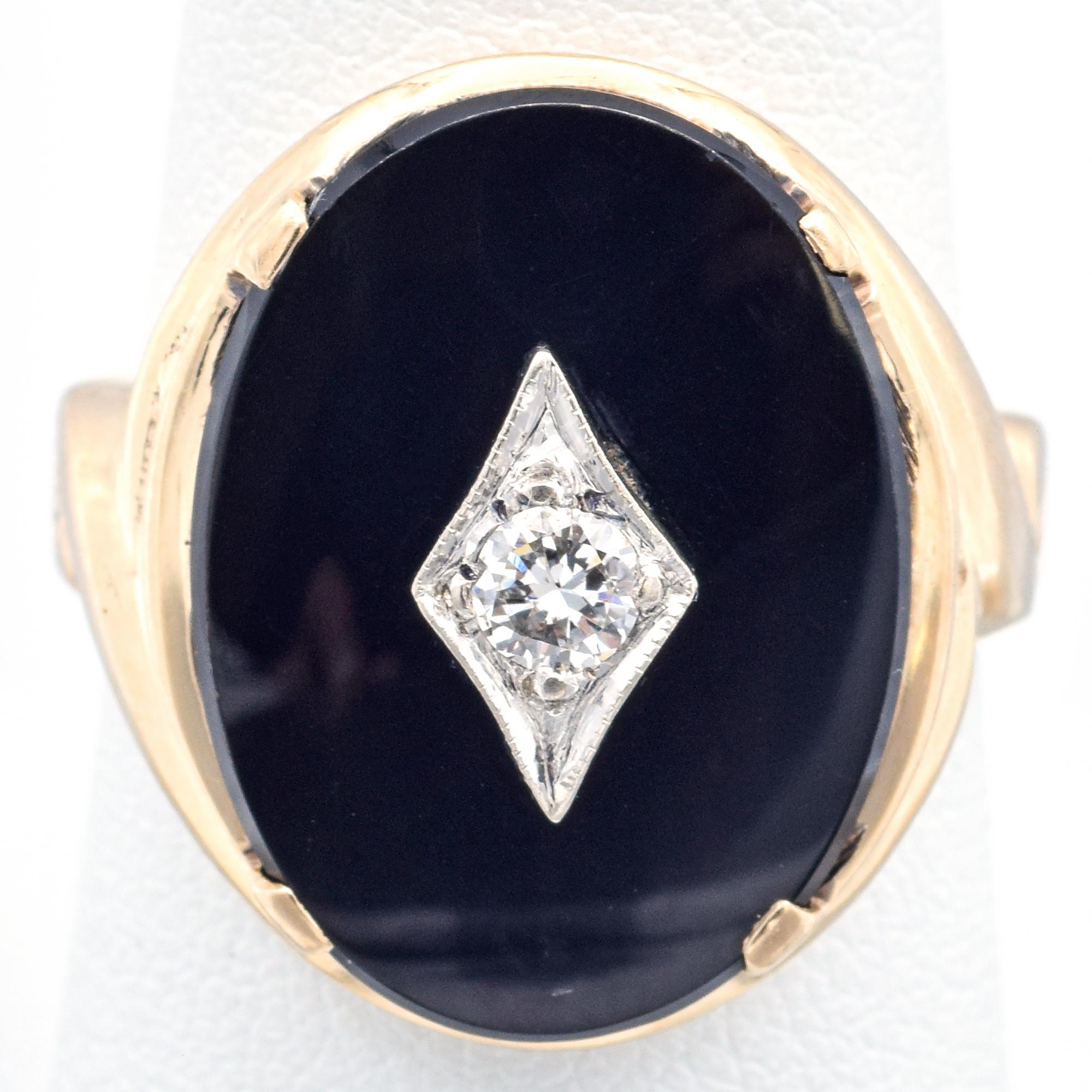 Gewicht: 4,8 Gramm
Stein:  Schwarzer Onyx (20 x 15 mm)  & Ca. 0,17 Karat (3,5 mm) I SI1 Diamant 
Oberfläche des Rings: 21 x 19 x 5 mm
Größe: 8
Punze: 10K

ARTIKELNUMMER:BR-1062-092823-19