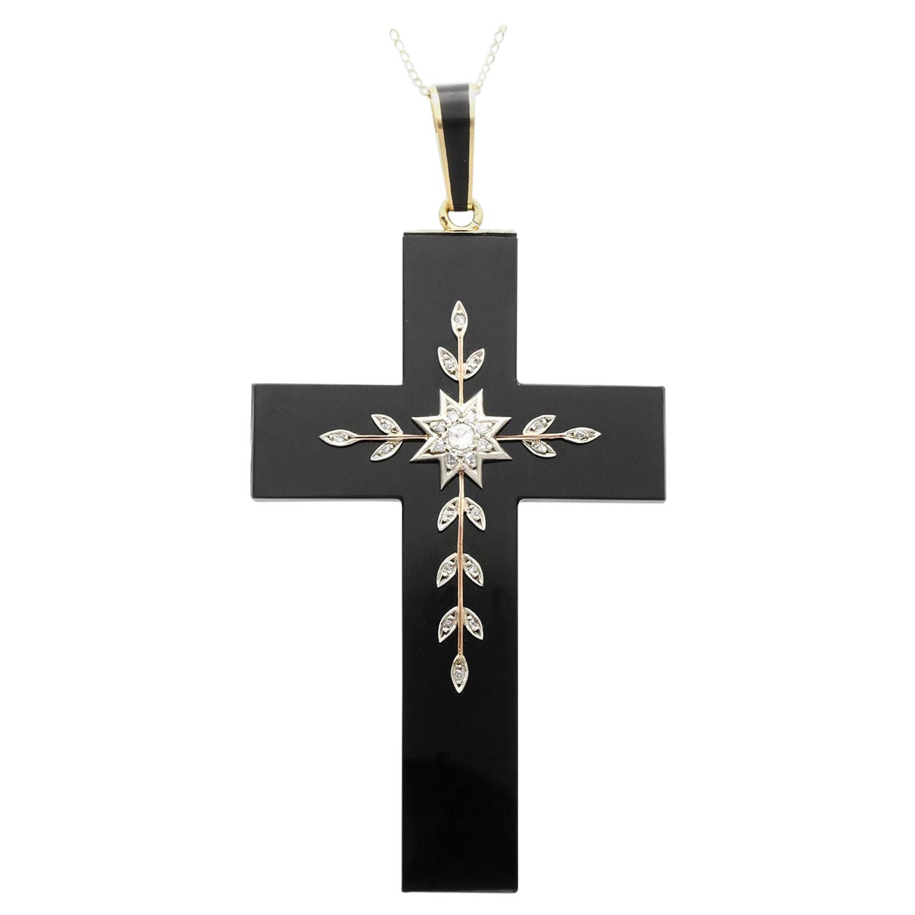 Colgante antiguo de ónice negro y diamantes en forma de cruz de oro amarillo, circa 1850