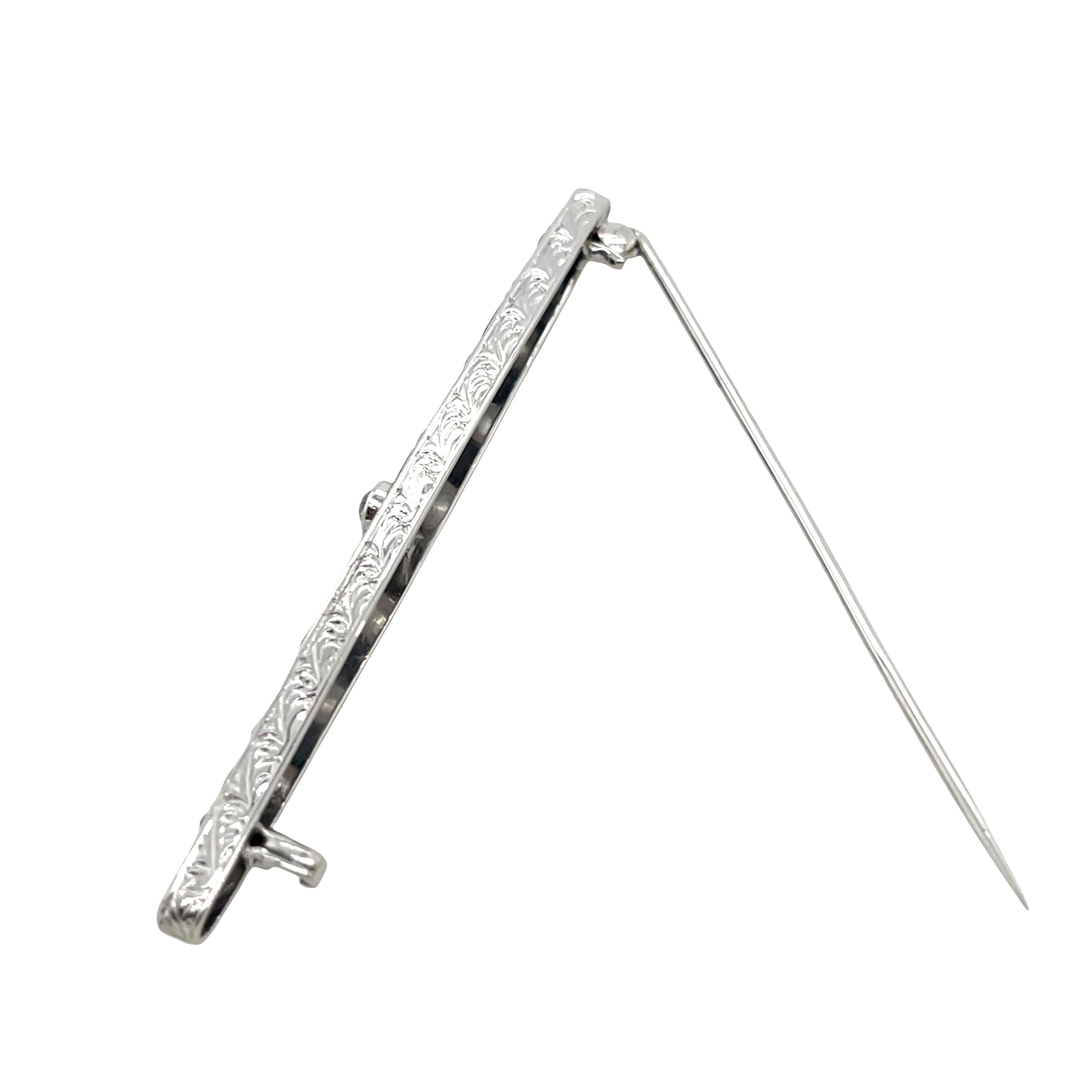 Esempio di artigianato antico, questa spilla in platino presenta un centro in onice, splendidamente contrastato da scintillanti diamanti naturali. La combinazione di nero profondo e bianco brillante crea un pezzo sofisticato e senza tempo, perfetto