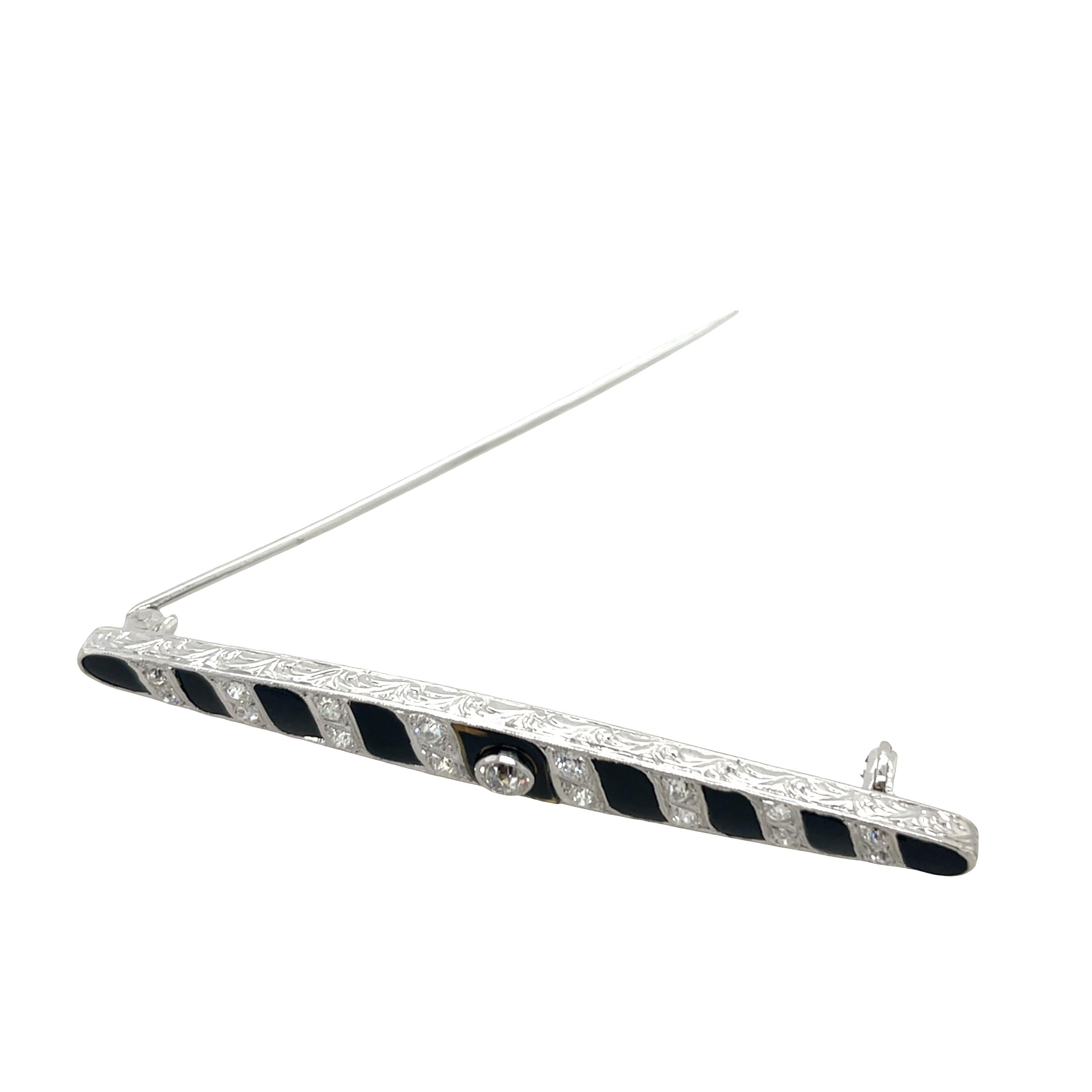 Taglio rotondo Spilla antica in platino con onice nero e diamanti in vendita