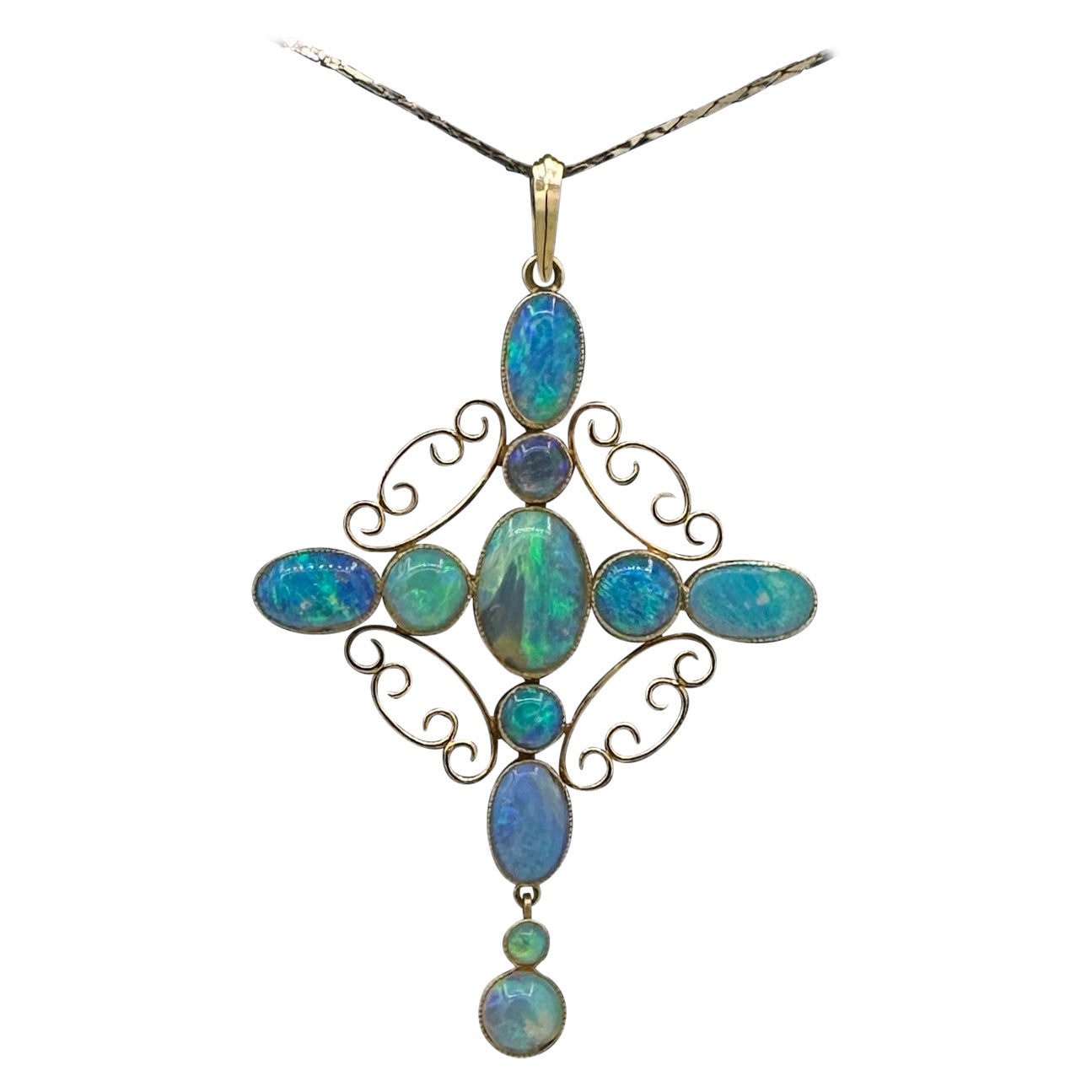Antiker schwarzer Opal-Anhänger aus 18 Karat Gelbgold im viktorianischen Art déco-Stil