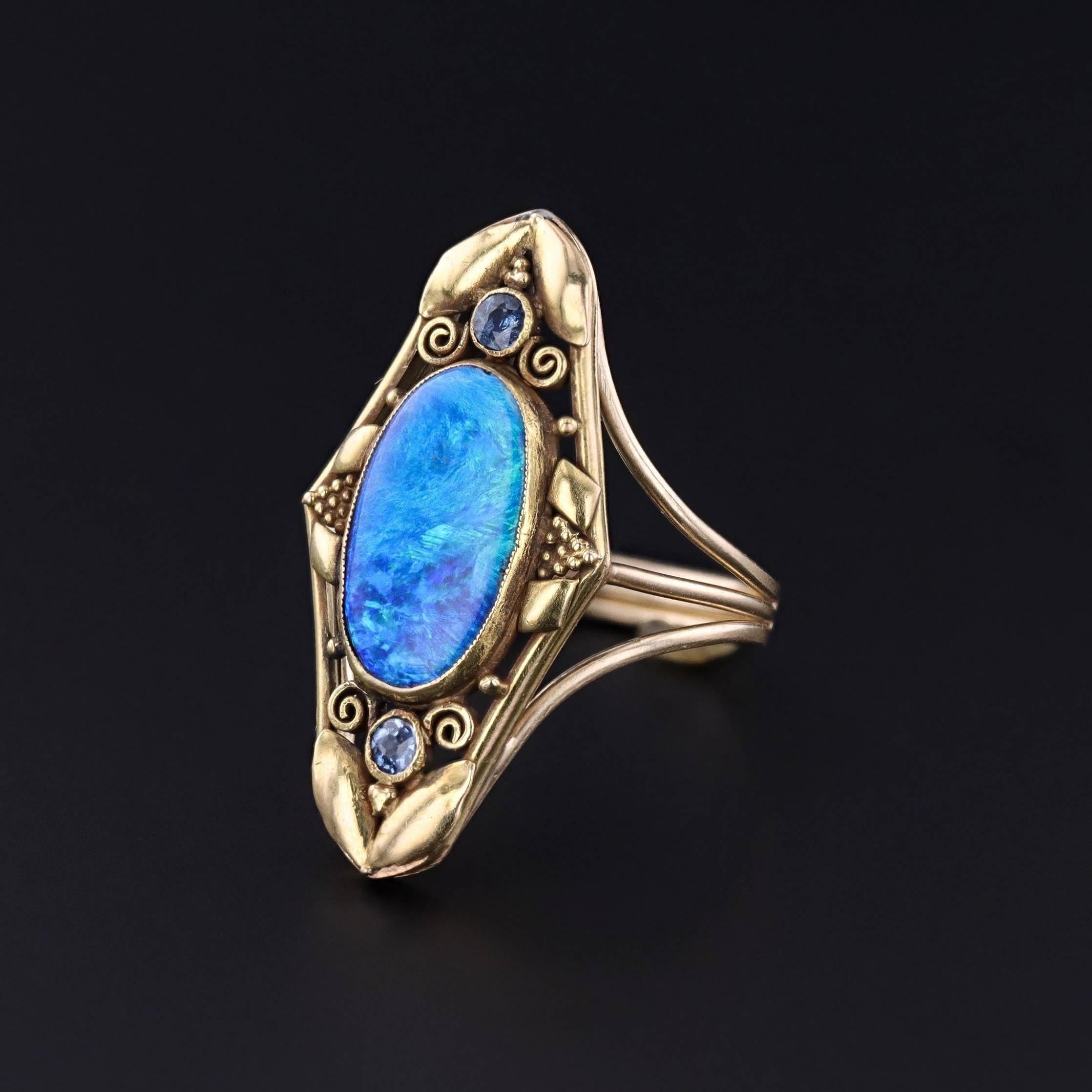 Bague ancienne en opale noire : cette bague est ornée d'une opale noire naturelle de 3,42 carats et de deux saphirs naturels. La bague a été créée à partir d'une broche ancienne en or 18 carats (vers 1910) en retirant l'épingle et en ajoutant un