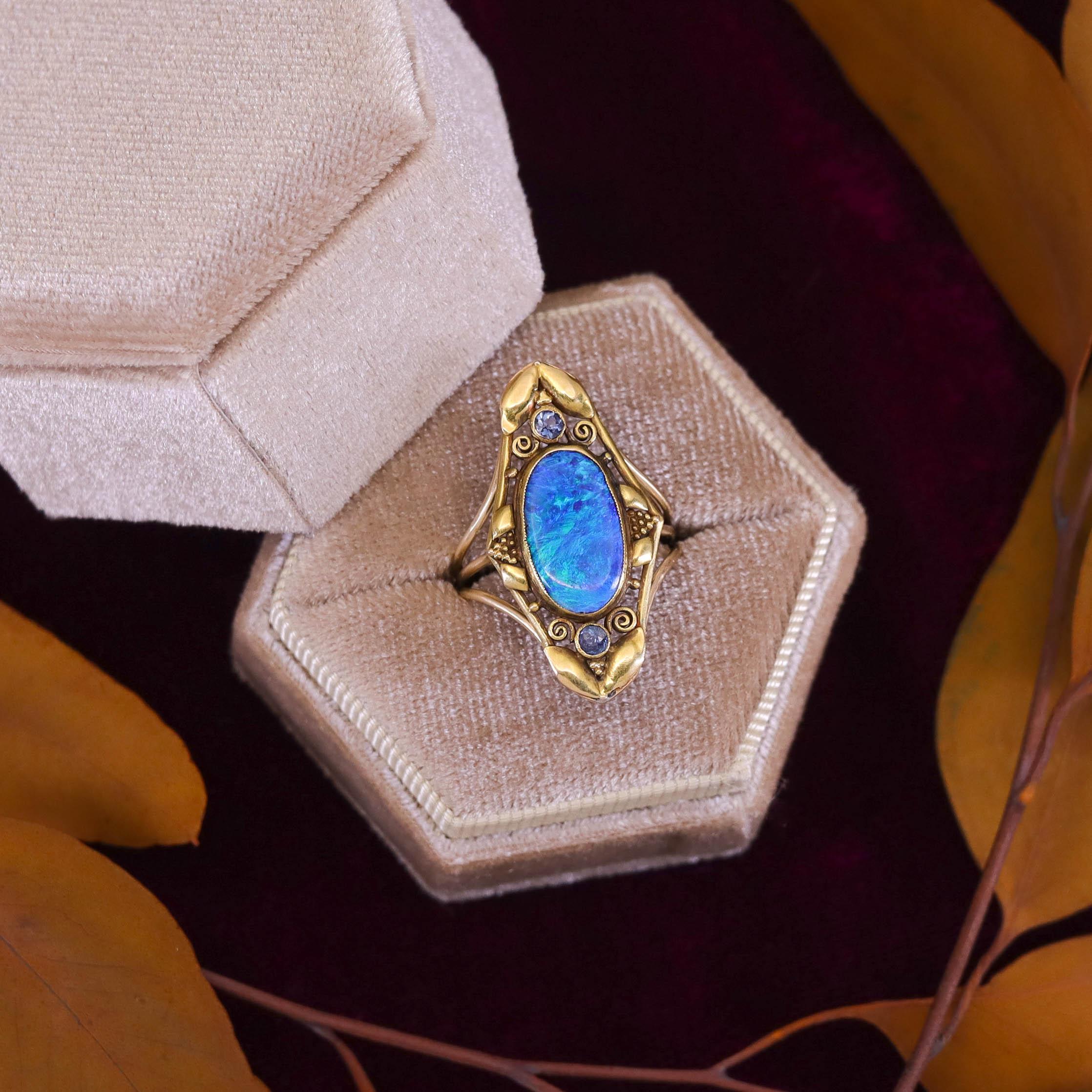 Anello antico di opale nero in oro 14 e 18 carati in vendita 1