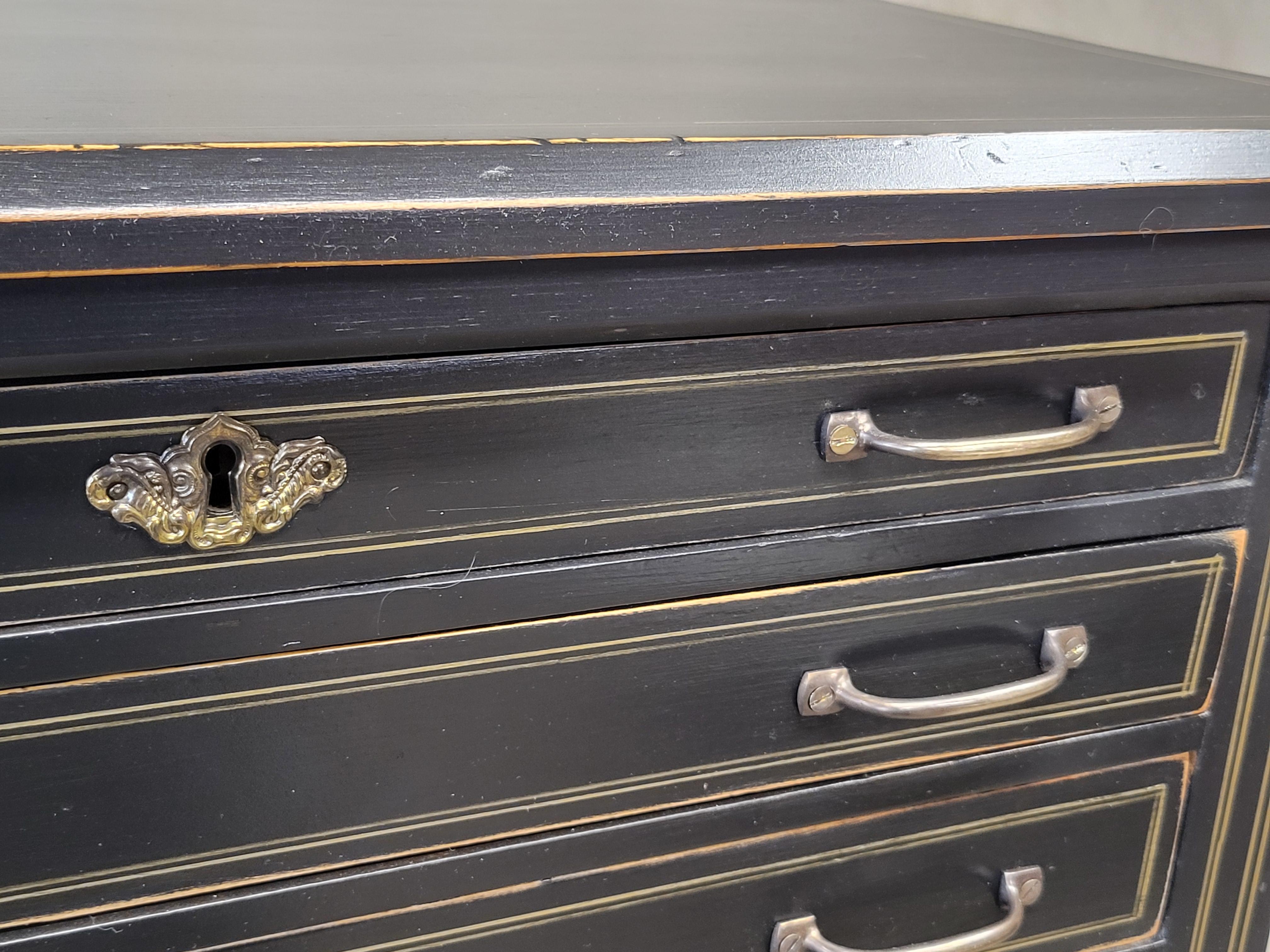 Colonial britannique Antiquité - Coffre à lingerie 11 tiroirs en pin peint en noir avec lignes françaises dorées en vente