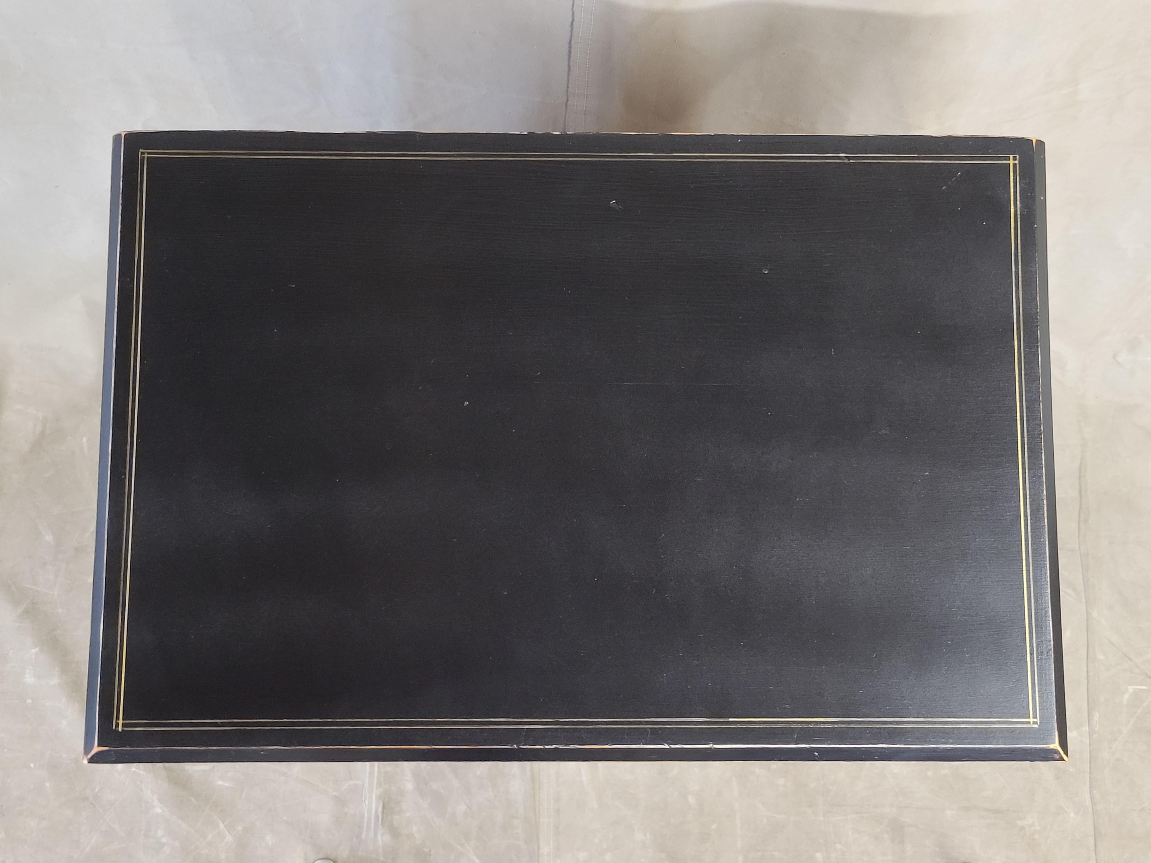 Antiquité - Coffre à lingerie 11 tiroirs en pin peint en noir avec lignes françaises dorées Bon état - En vente à Centennial, CO