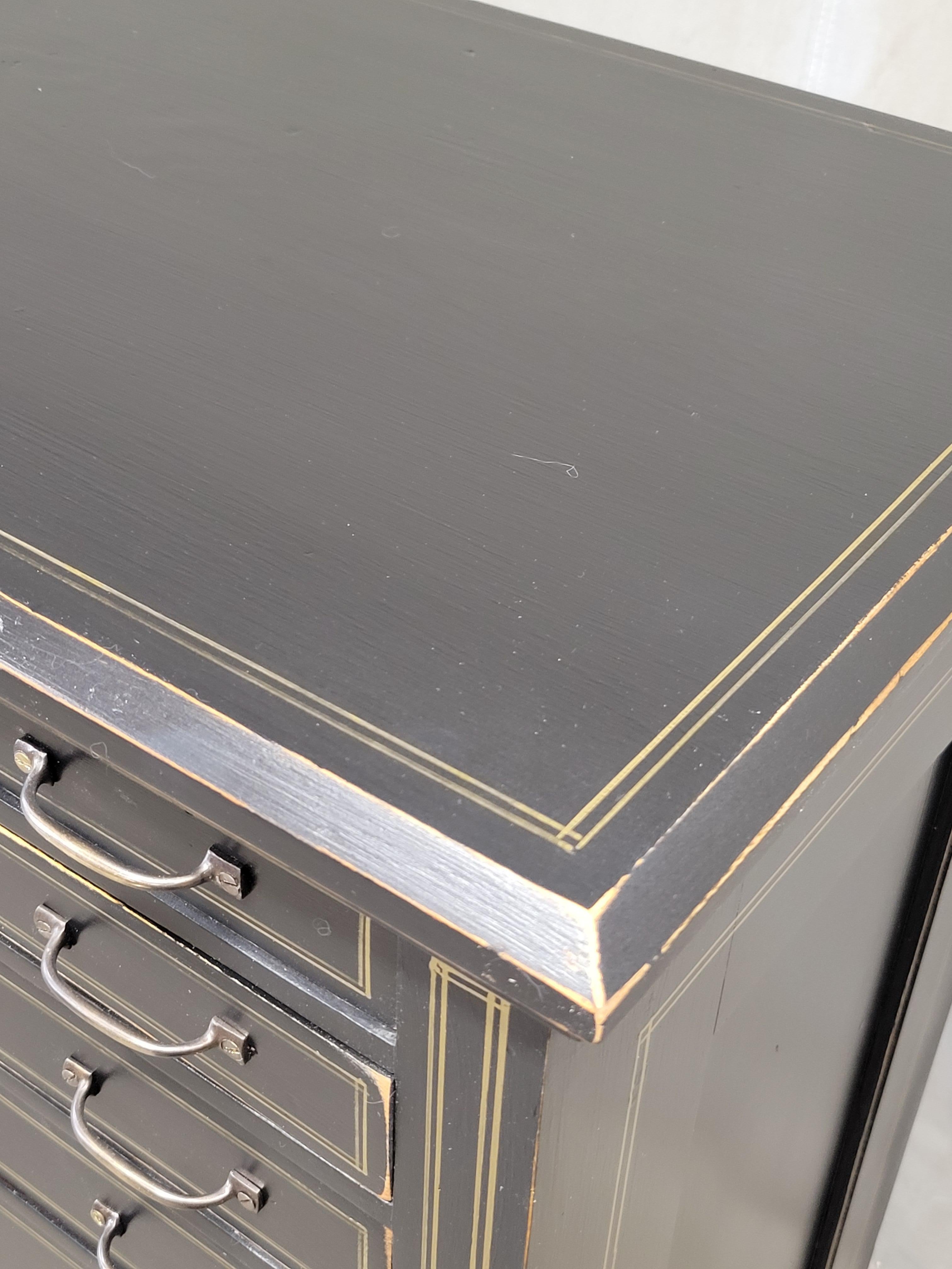 20ième siècle Antiquité - Coffre à lingerie 11 tiroirs en pin peint en noir avec lignes françaises dorées en vente