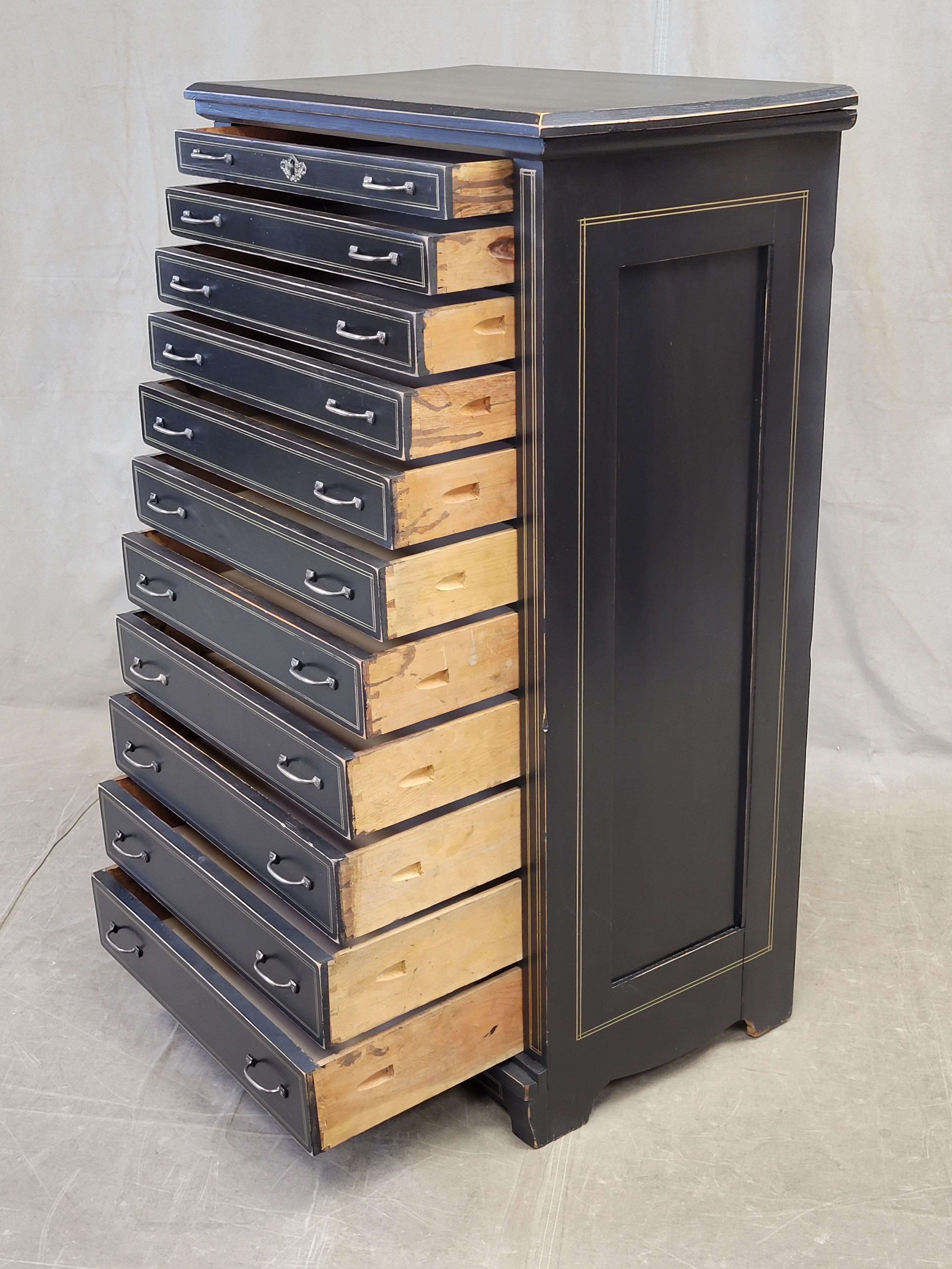 Laiton Antiquité - Coffre à lingerie 11 tiroirs en pin peint en noir avec lignes françaises dorées en vente