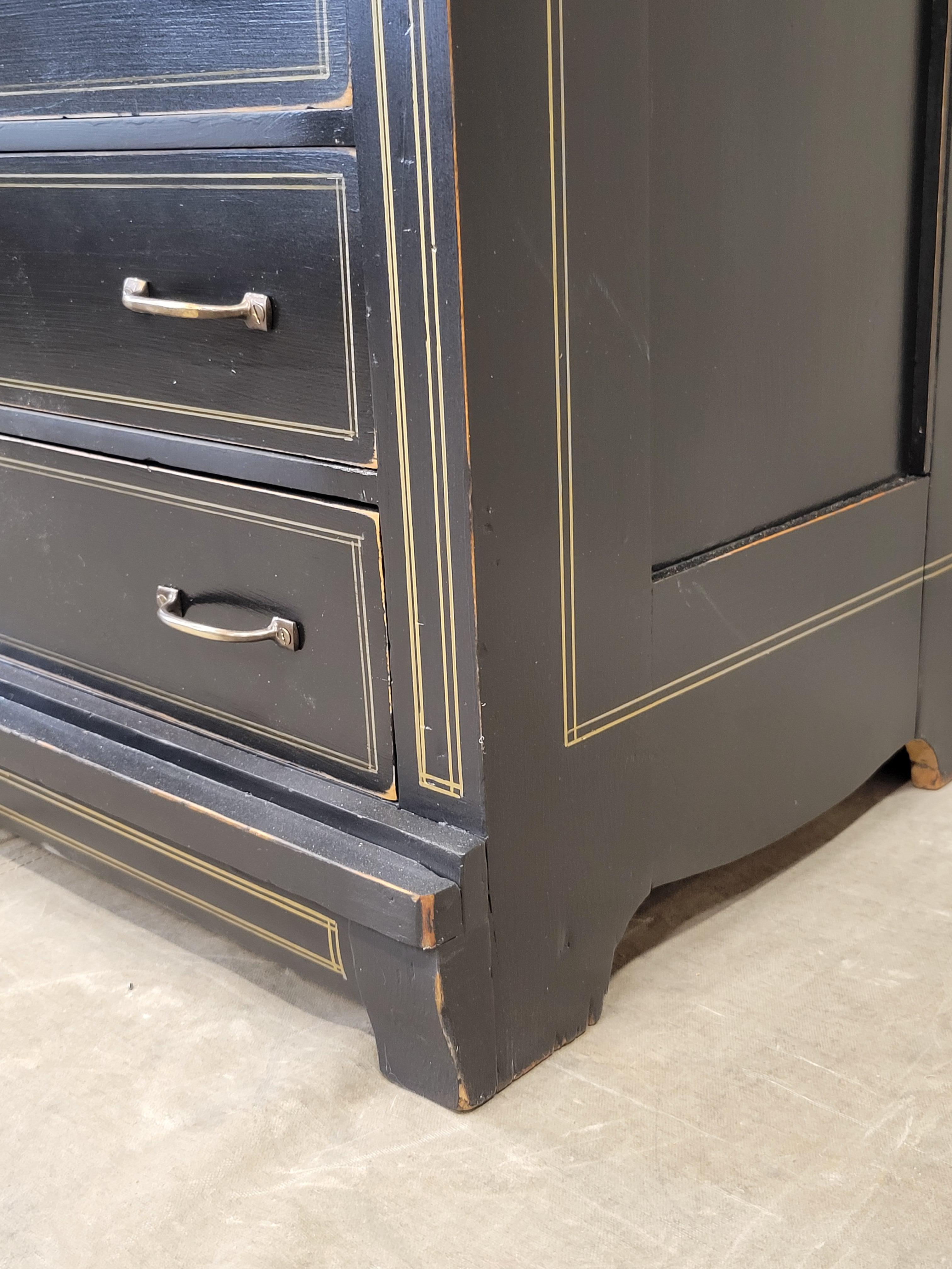 Antiquité - Coffre à lingerie 11 tiroirs en pin peint en noir avec lignes françaises dorées en vente 1